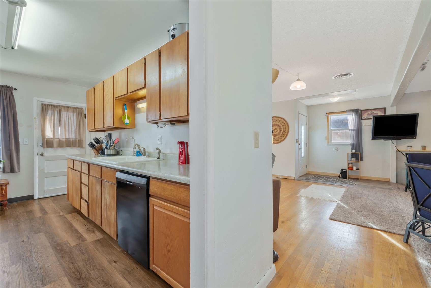 635 School Street Property Photo 6