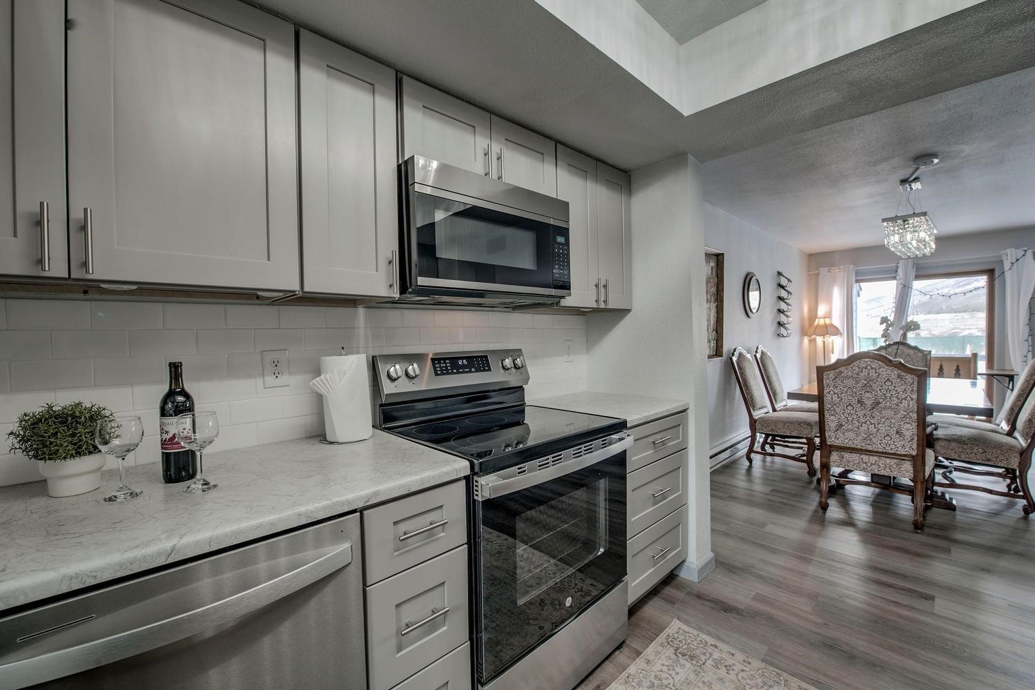 250 Cove Boulevard 3 Property Photo 6