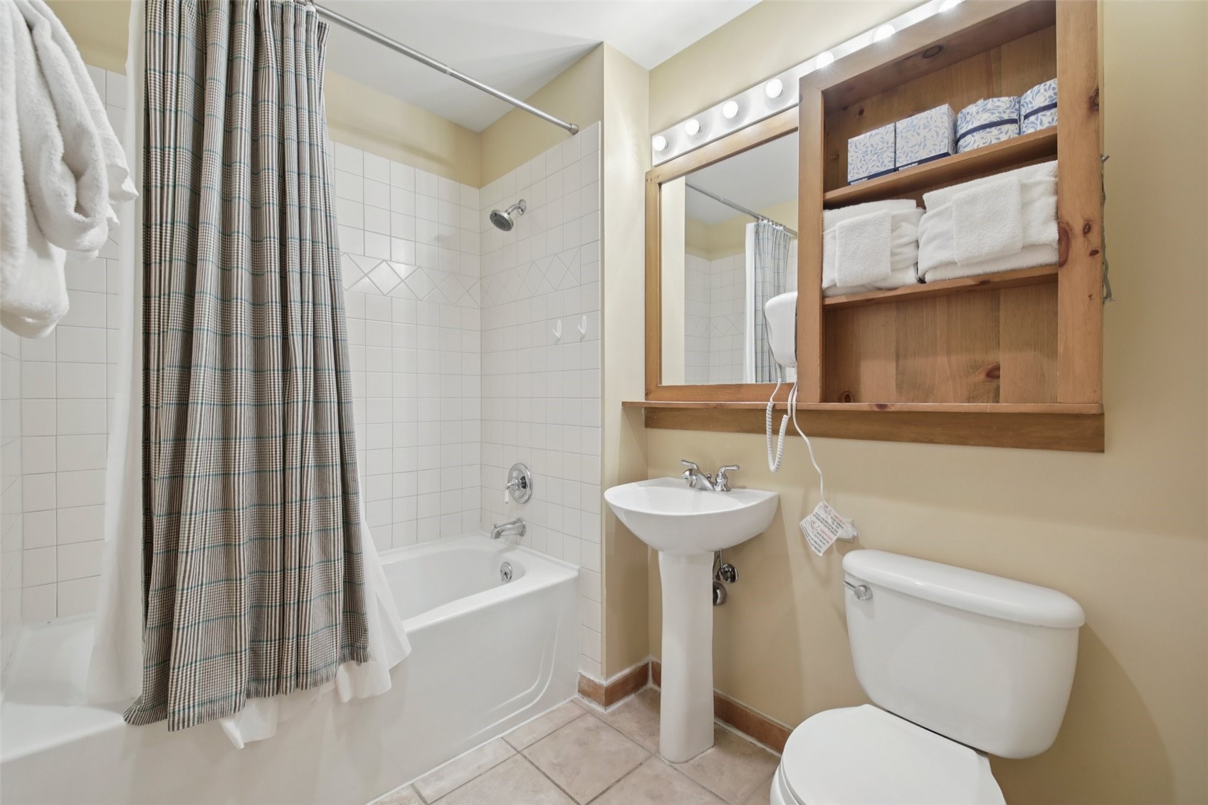 100 Dercum Square 8361 Property Photo 10