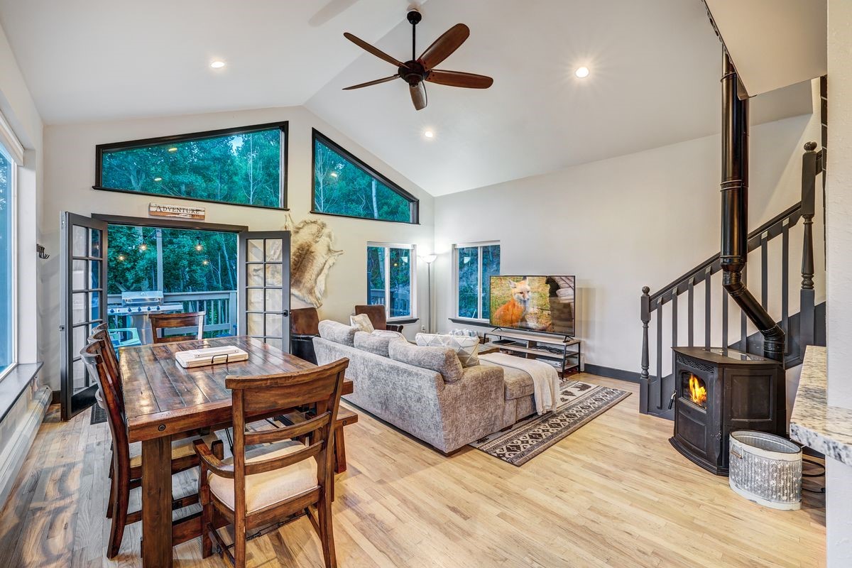 1095 Quartzville Road Property Photo 2