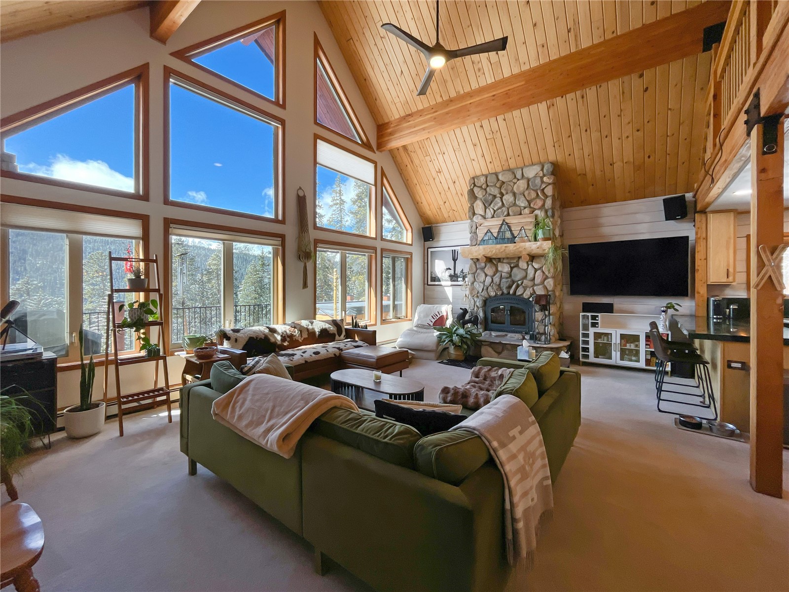 1043 Range Road Property Photo 2
