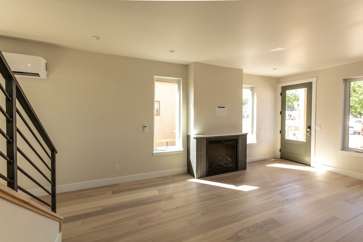 712 W 2nd Street 2 Property Photo 8