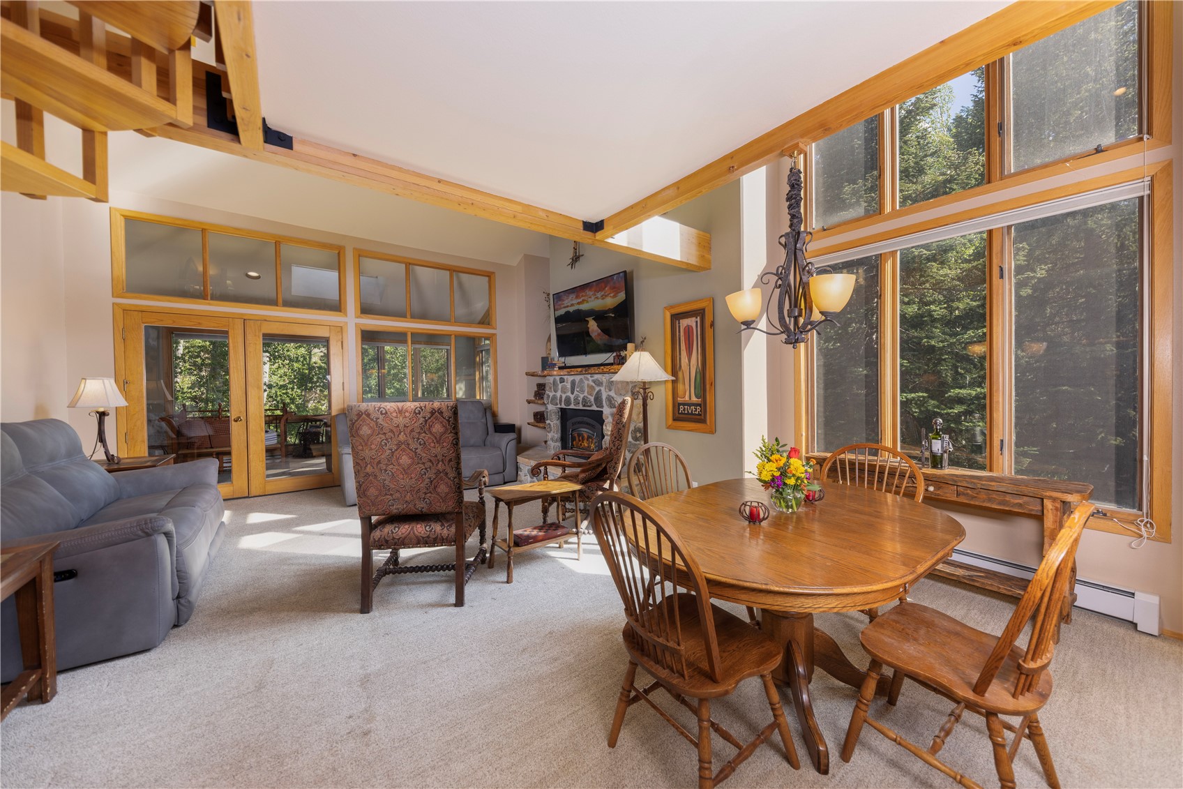 140 Creekside Drive E Property Photo 2