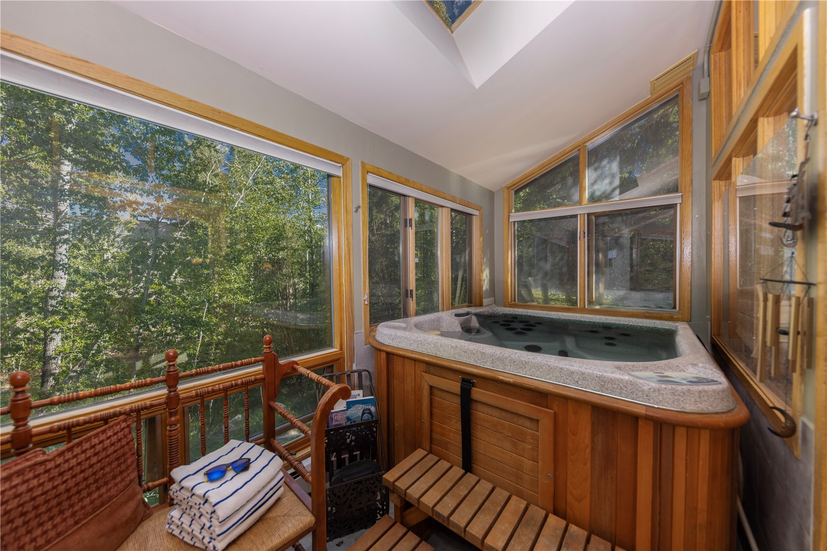 140 Creekside Drive E Property Photo 14