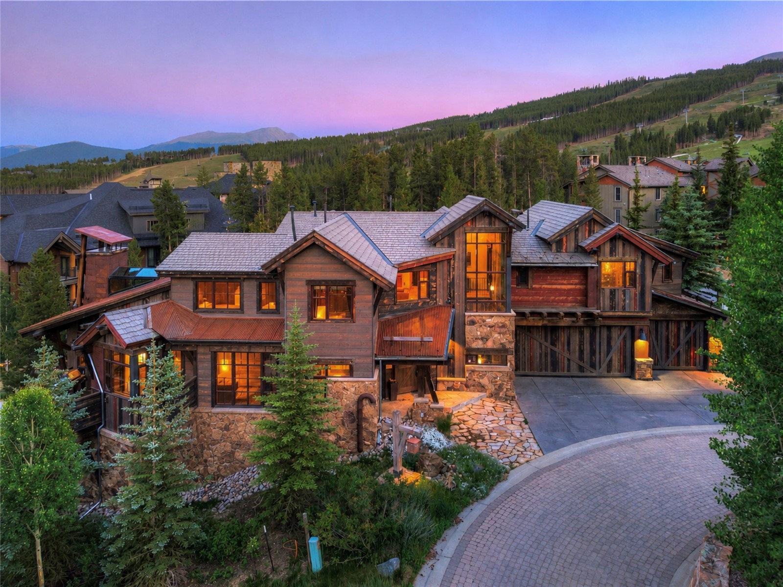 19 Peak Eight Court Property Photo