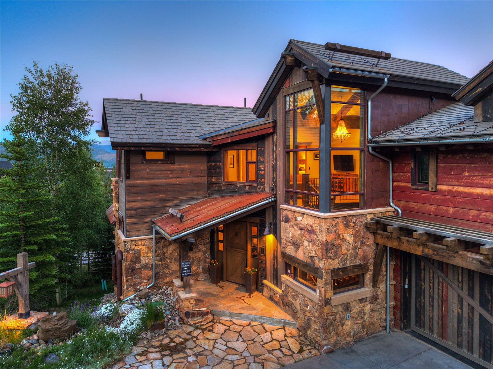 19 Peak Eight Court Property Photo 5