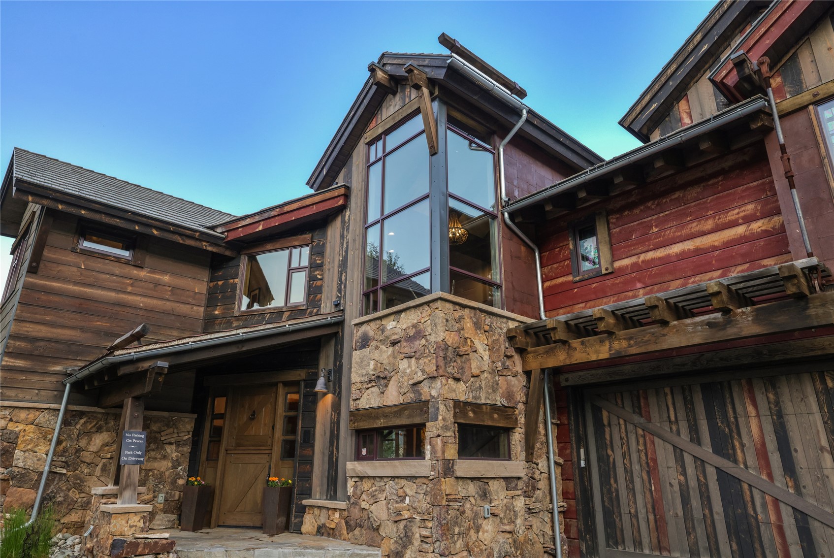 19 Peak Eight Court Property Photo 47