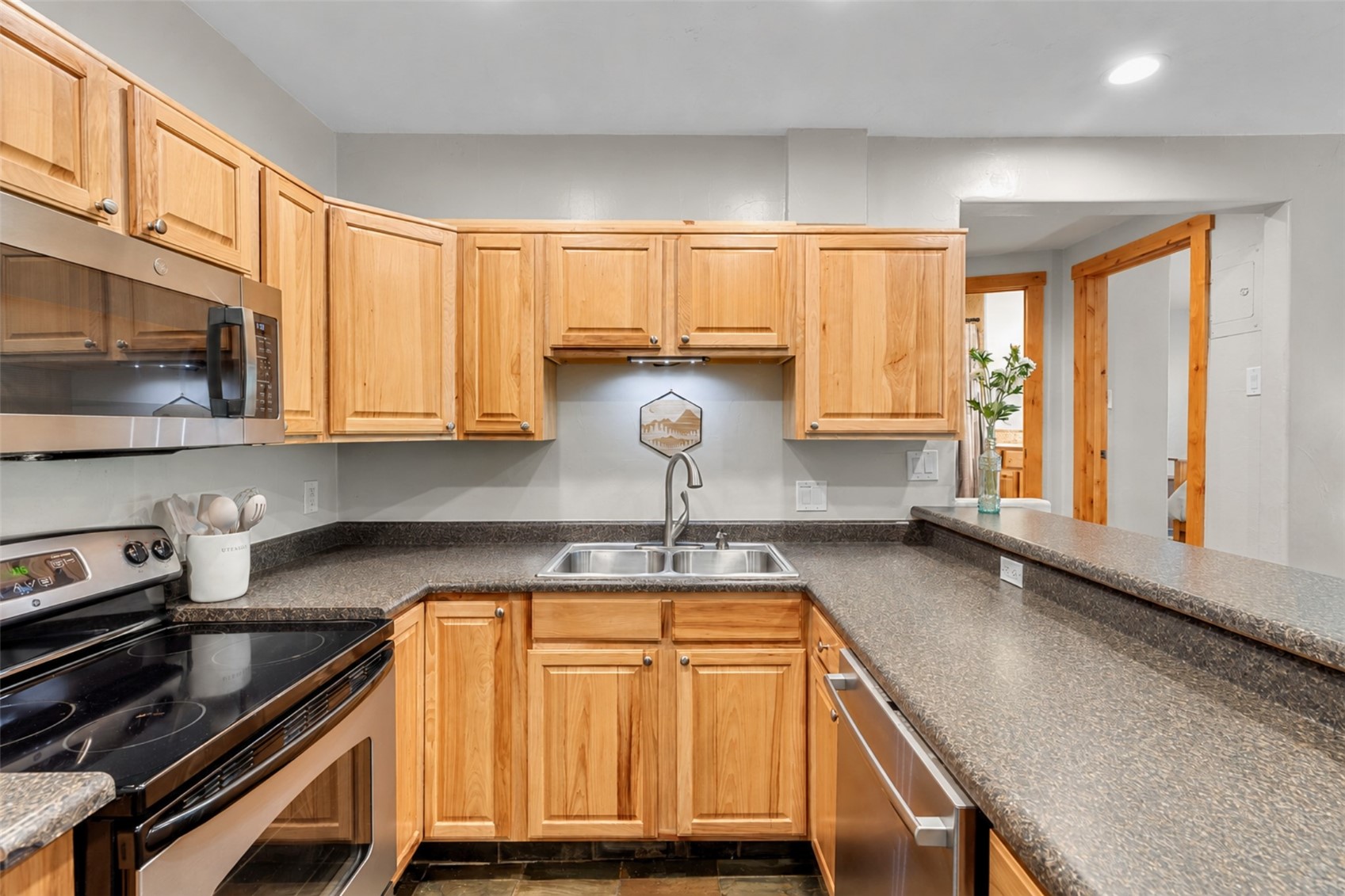 216 Pitkin Street 14 Property Photo 4