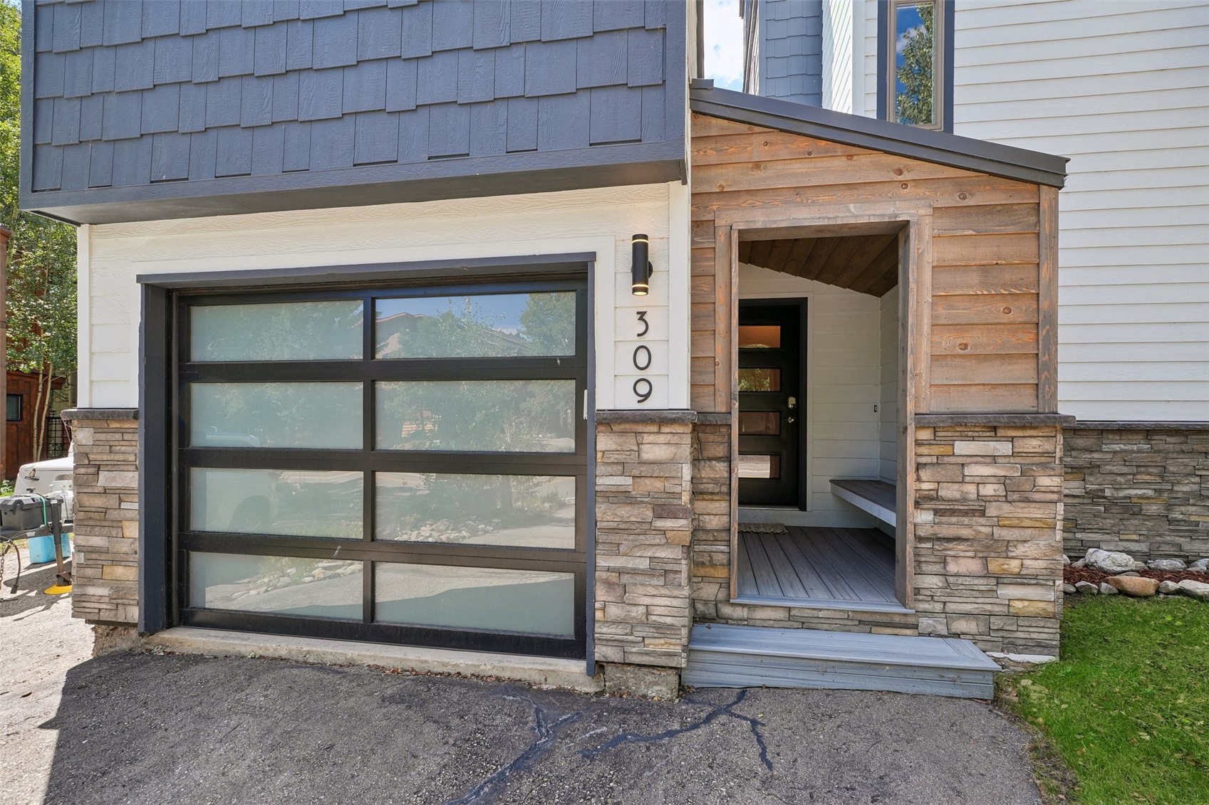 309 Creekside Drive Property Photo 4