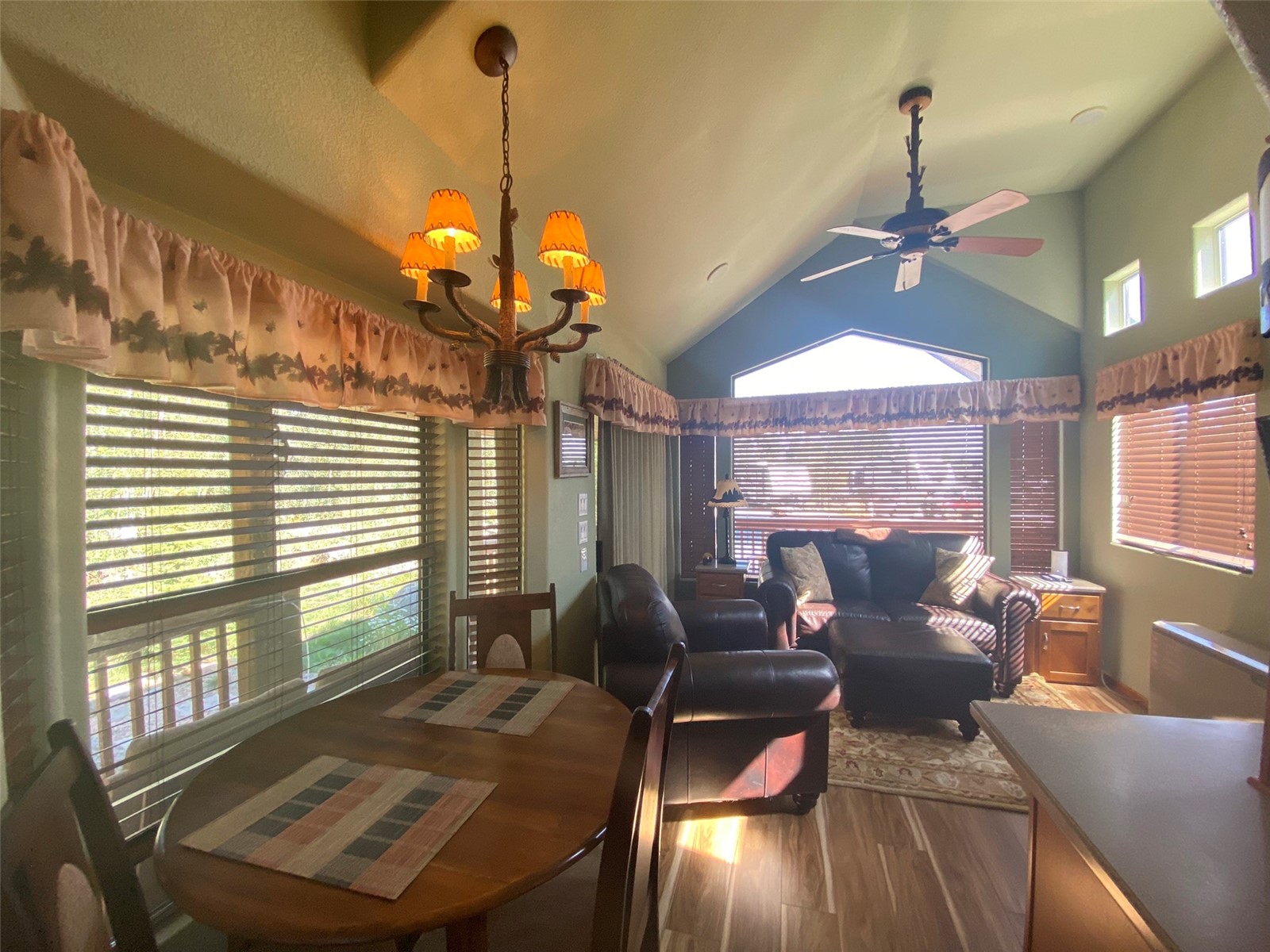 240 Sunshine Loop Property Photo 9
