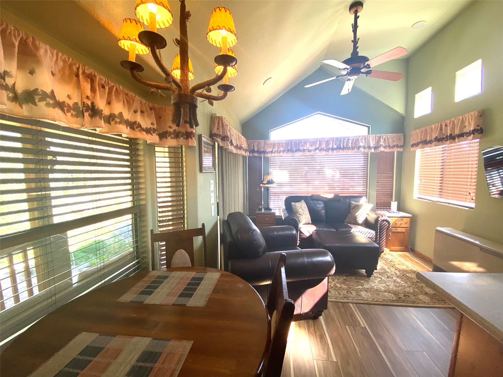 240 Sunshine Loop Property Photo 16