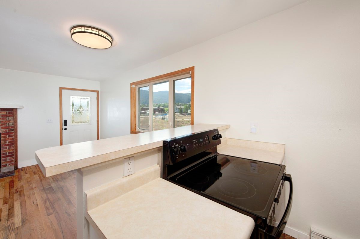 258 Cove Boulevard 11 Property Photo 8