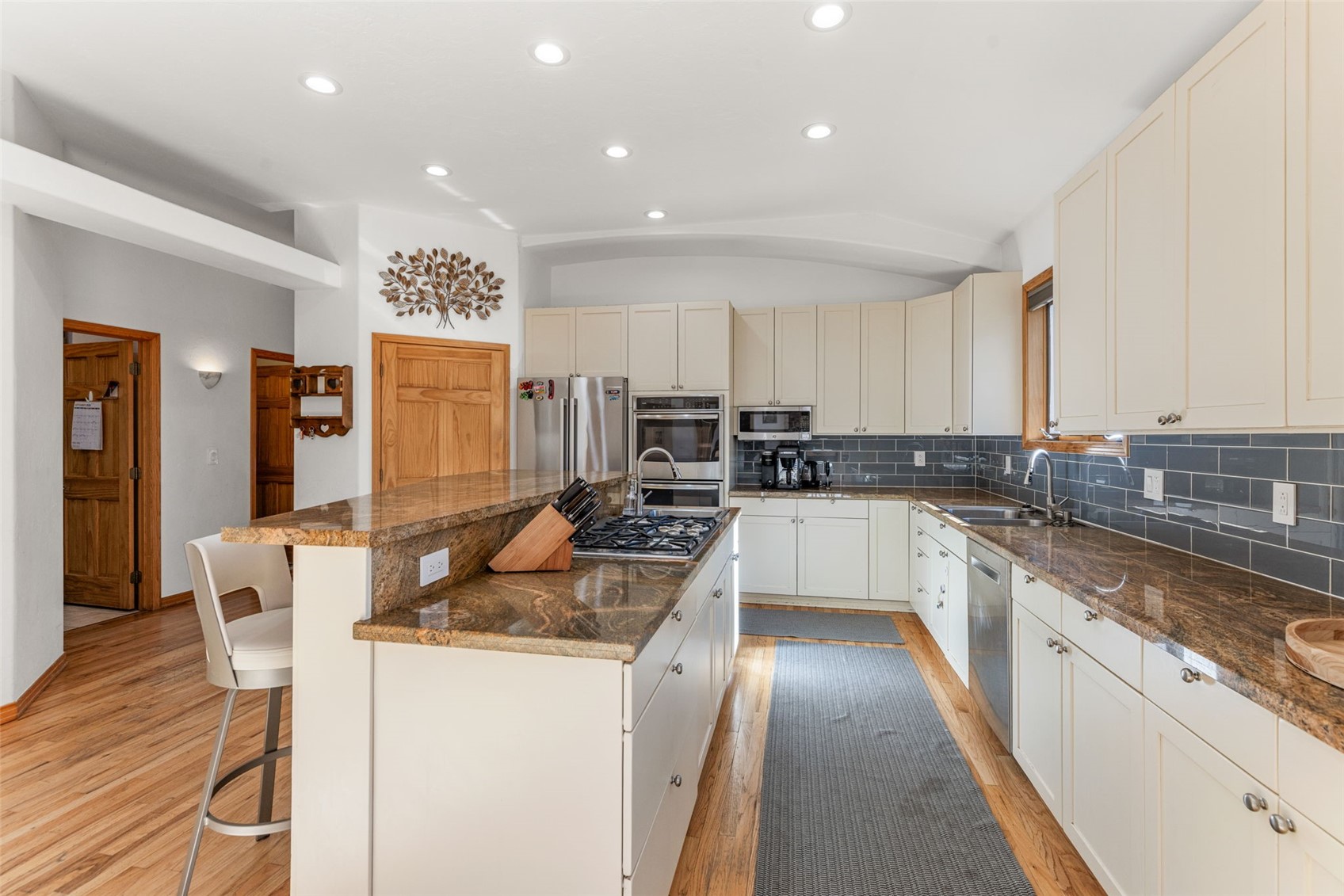 215 97 Circle Property Photo 18