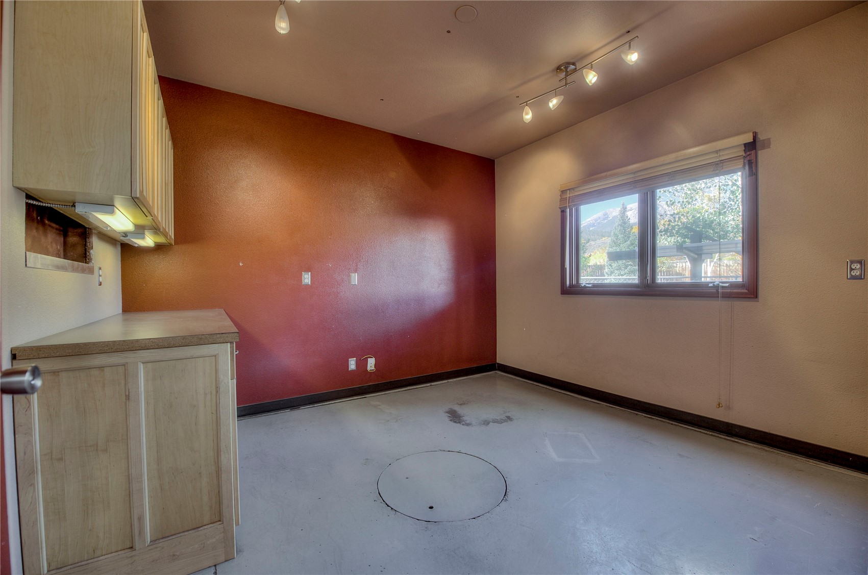 129 W 10 Street B Property Photo 14