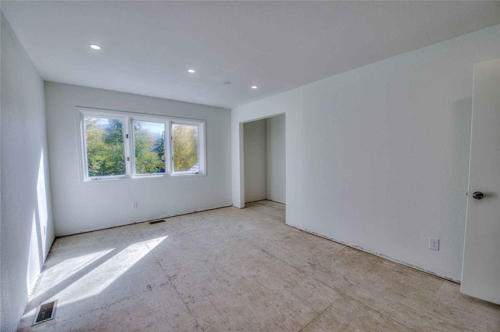129 W 10 Street B Property Photo 28