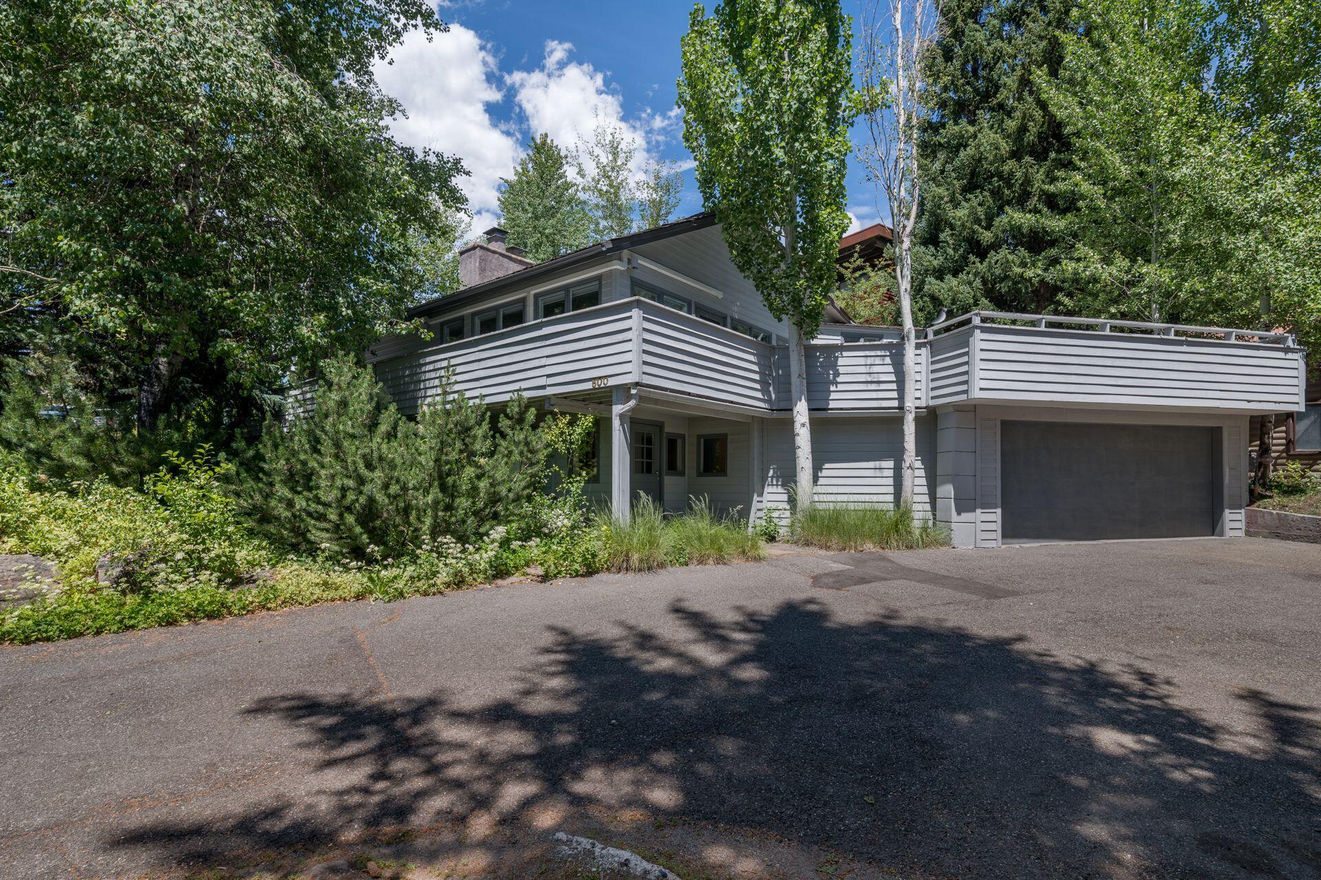 600 N East Ave Property Photo