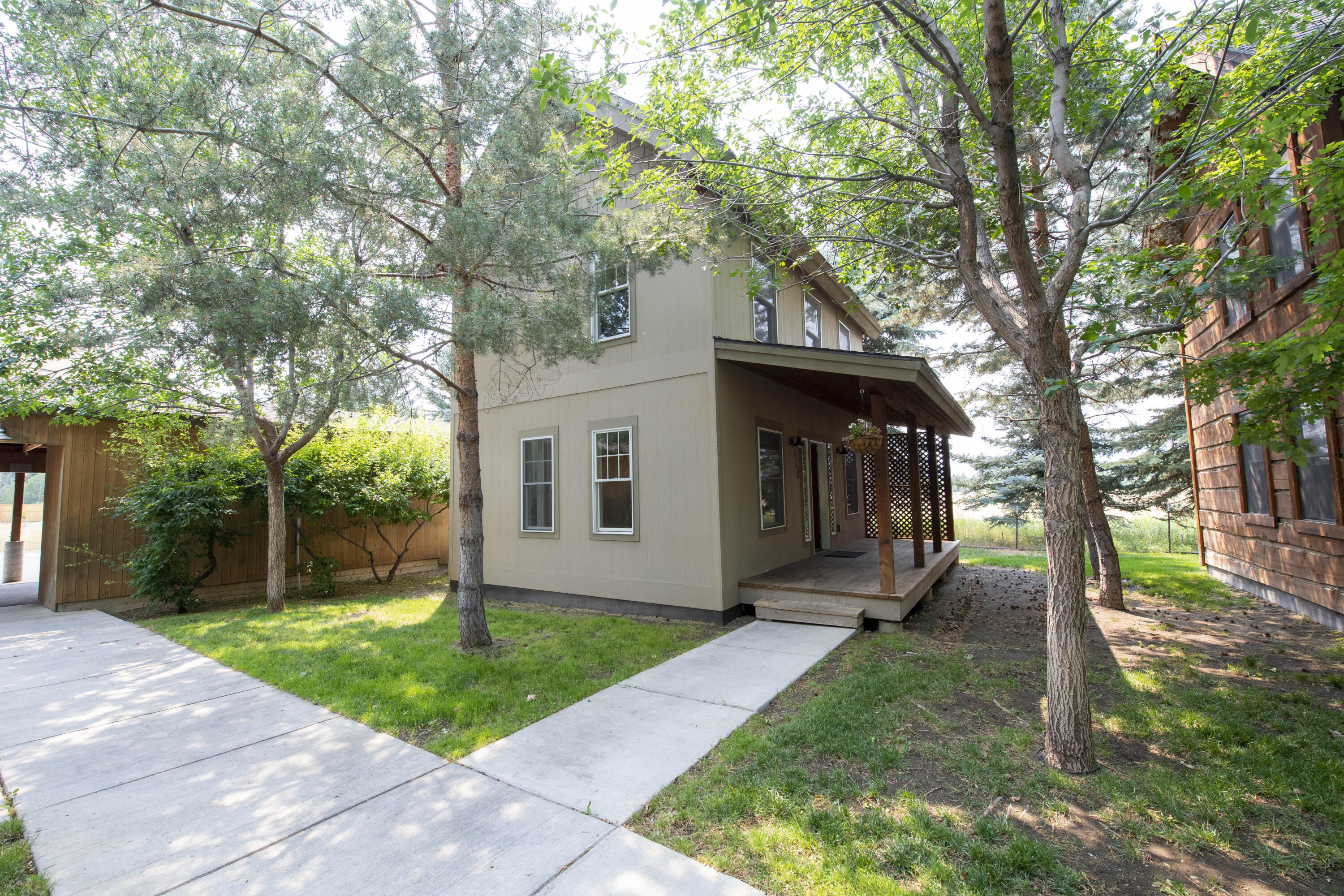 1010 E Myrtle St Property Photo 3