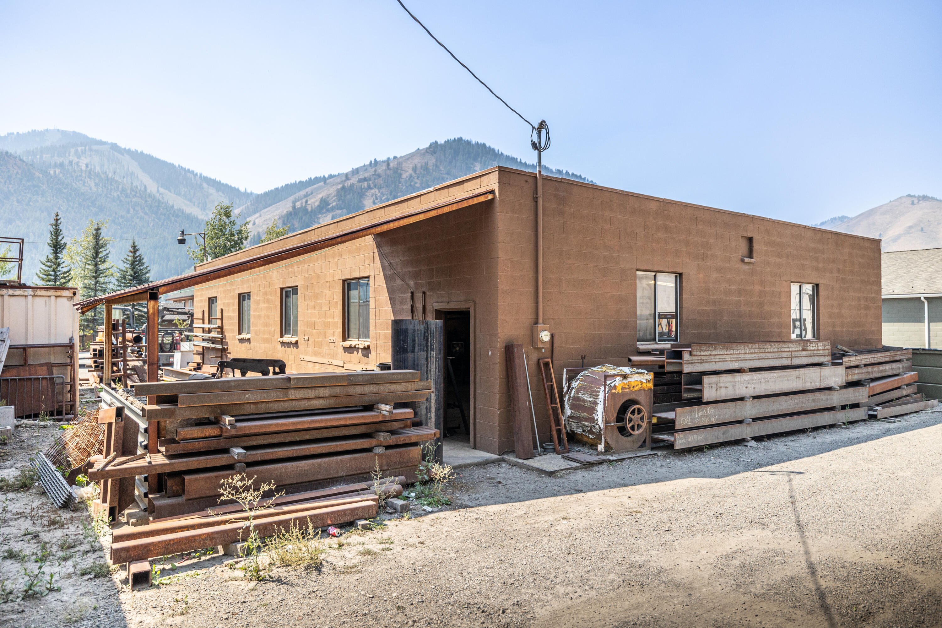 922 E Warm Springs Rd Property Photo 3