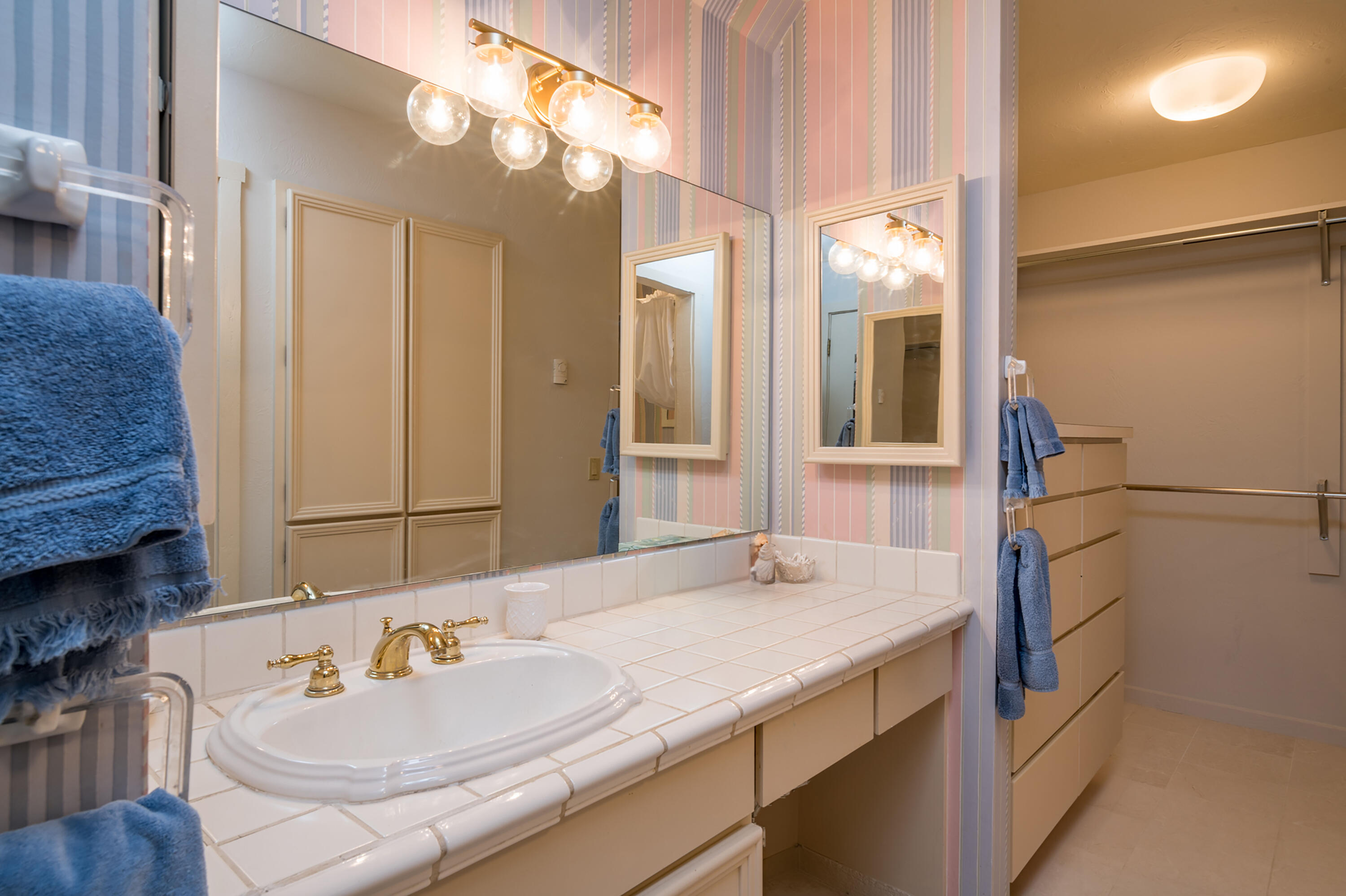 101 Sutton Pl Property Photo 11