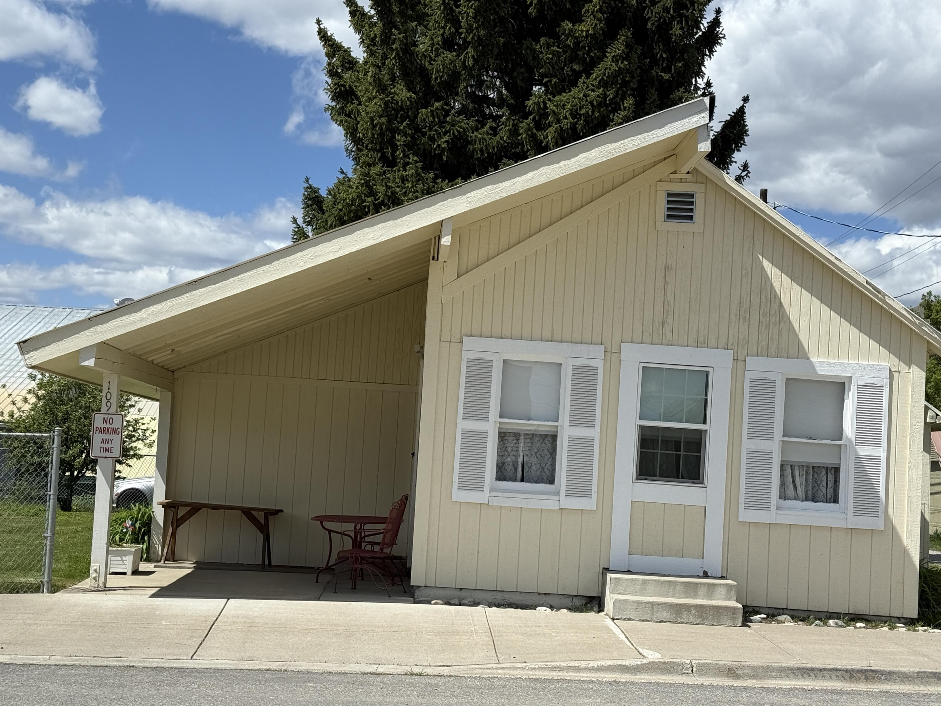 109 Elm St Property Photo 2