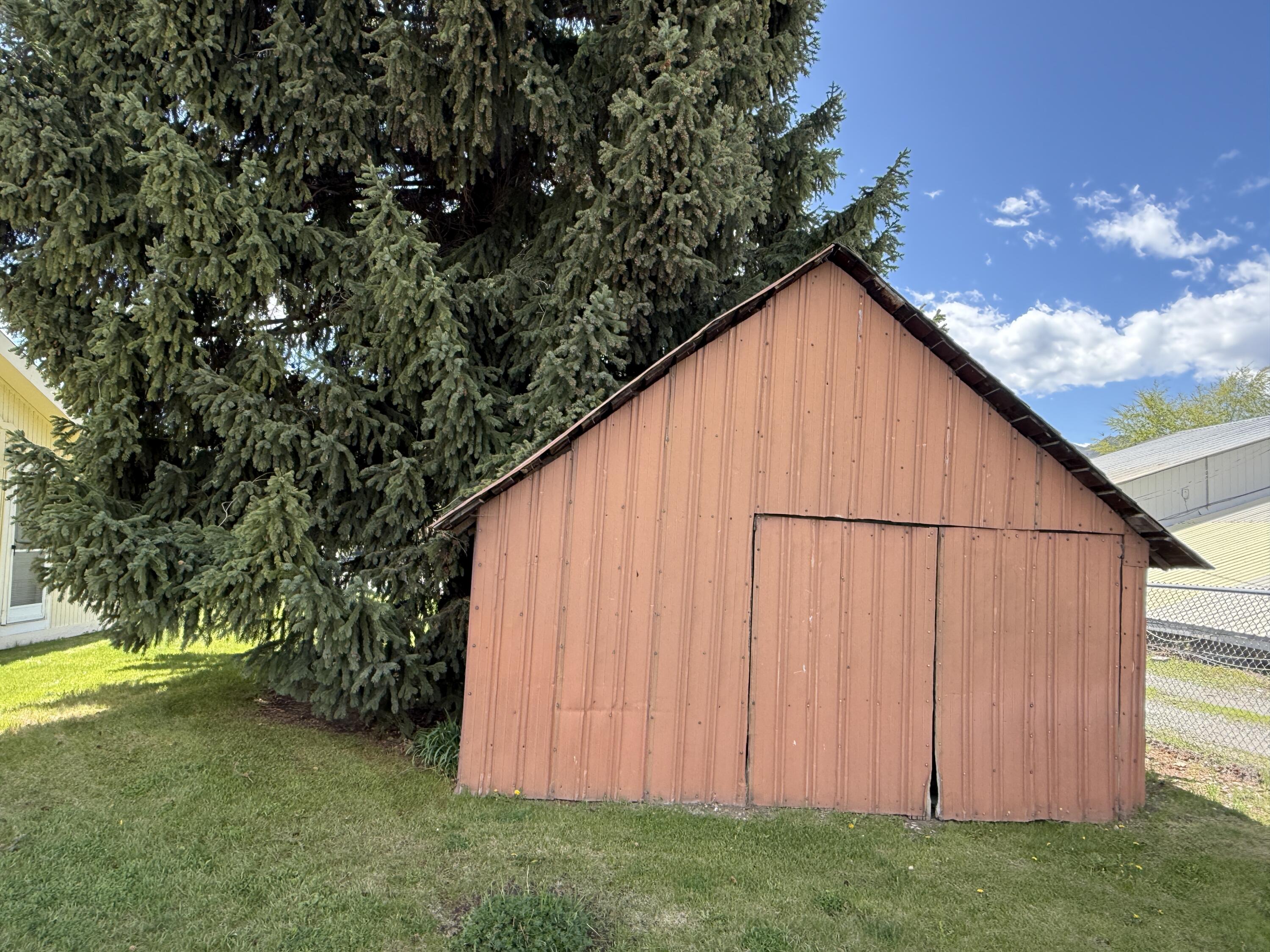 109 Elm St Property Photo 15