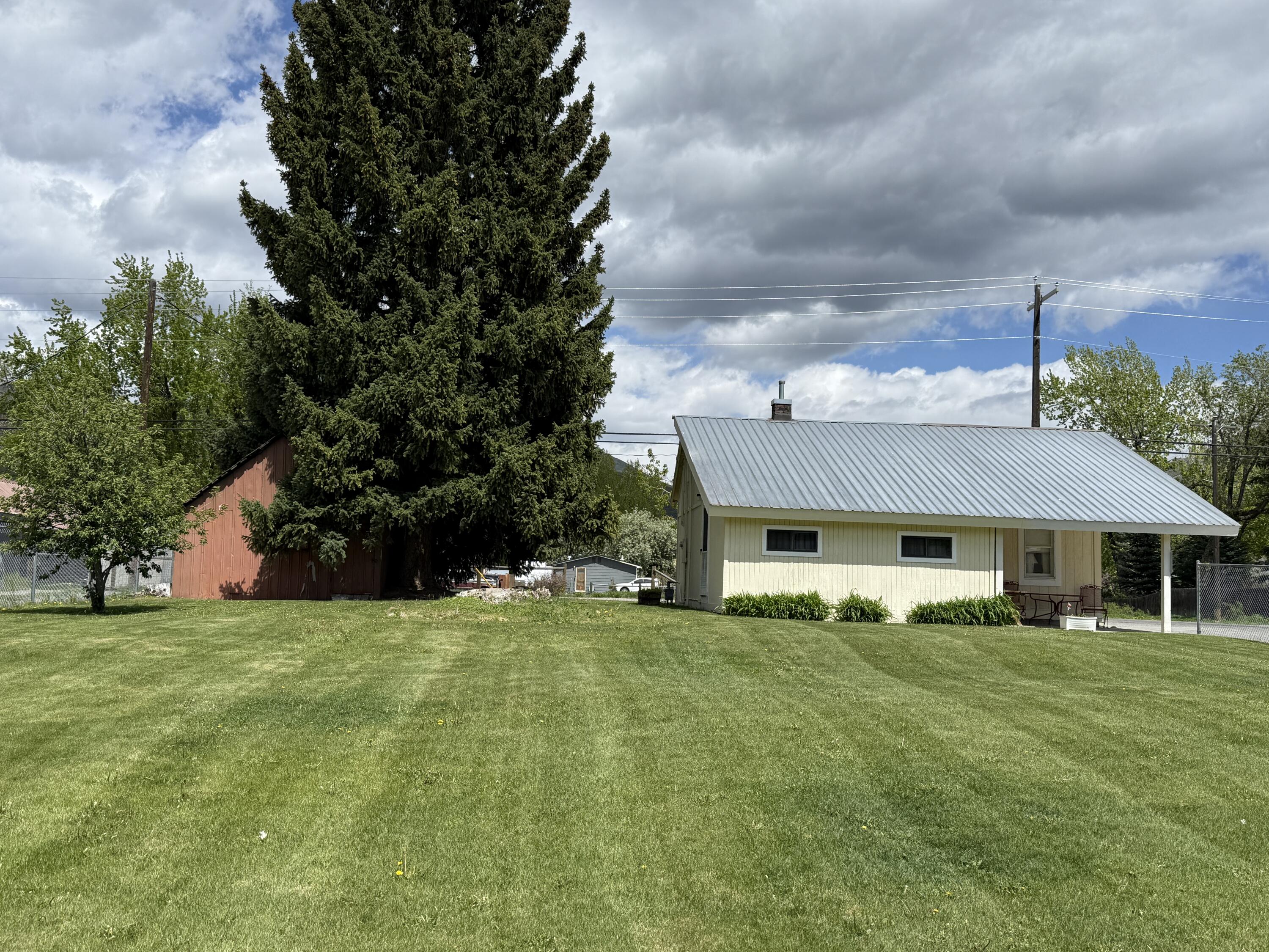 109 Elm St Property Photo 16