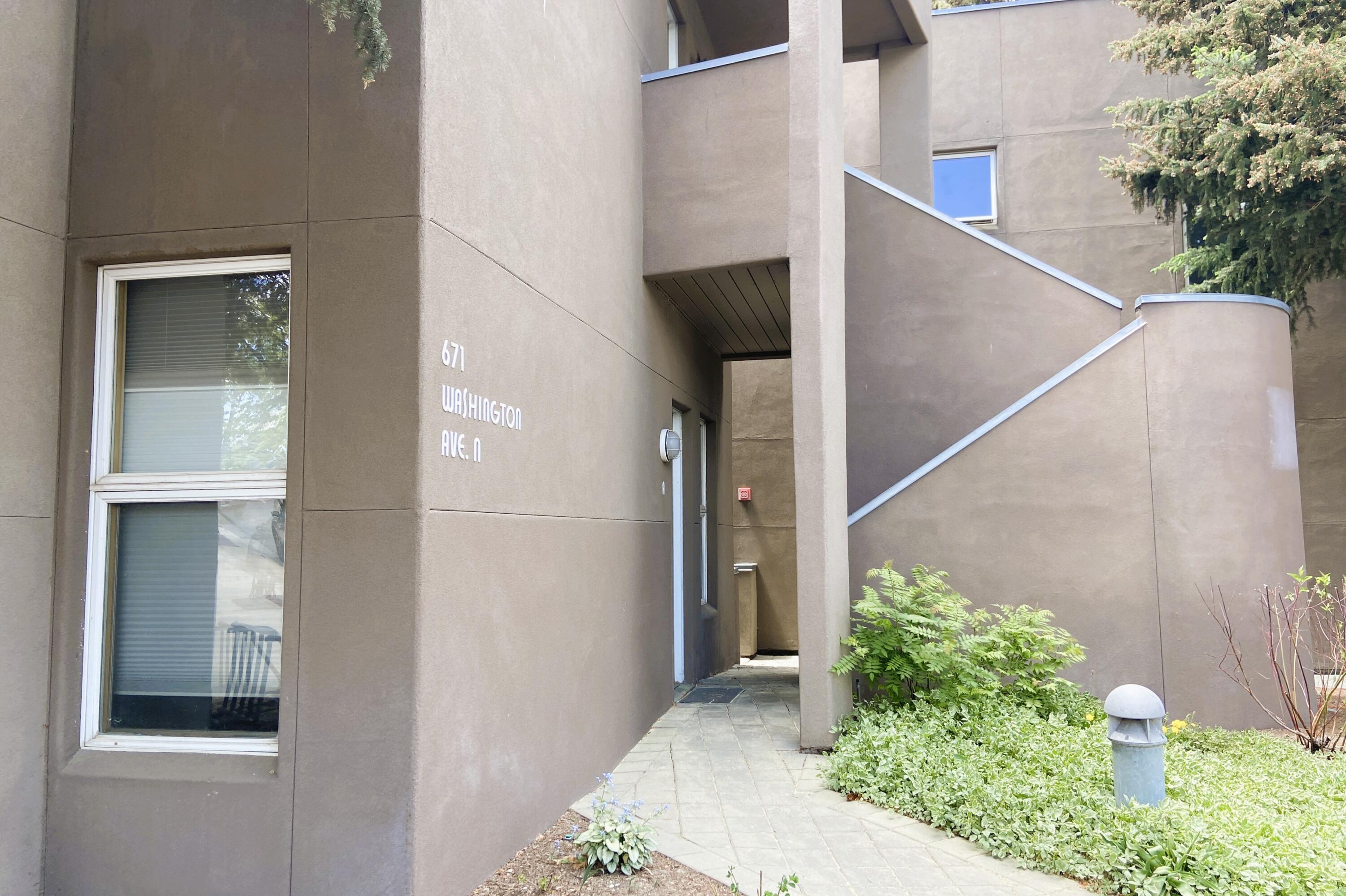671 N Washington Ave Property Photo 1