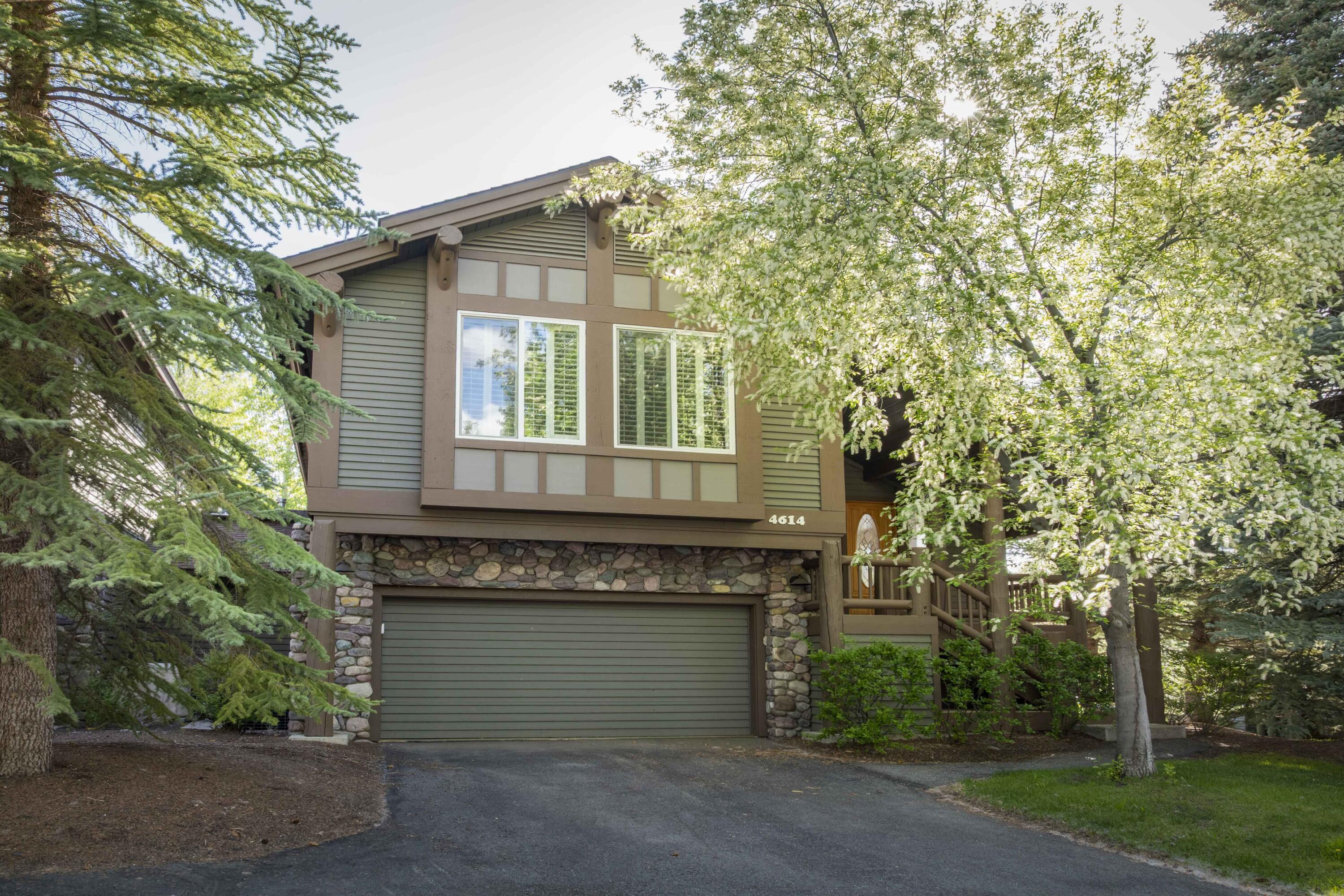 4614 Arrowwood Condo Dr Property Photo 2