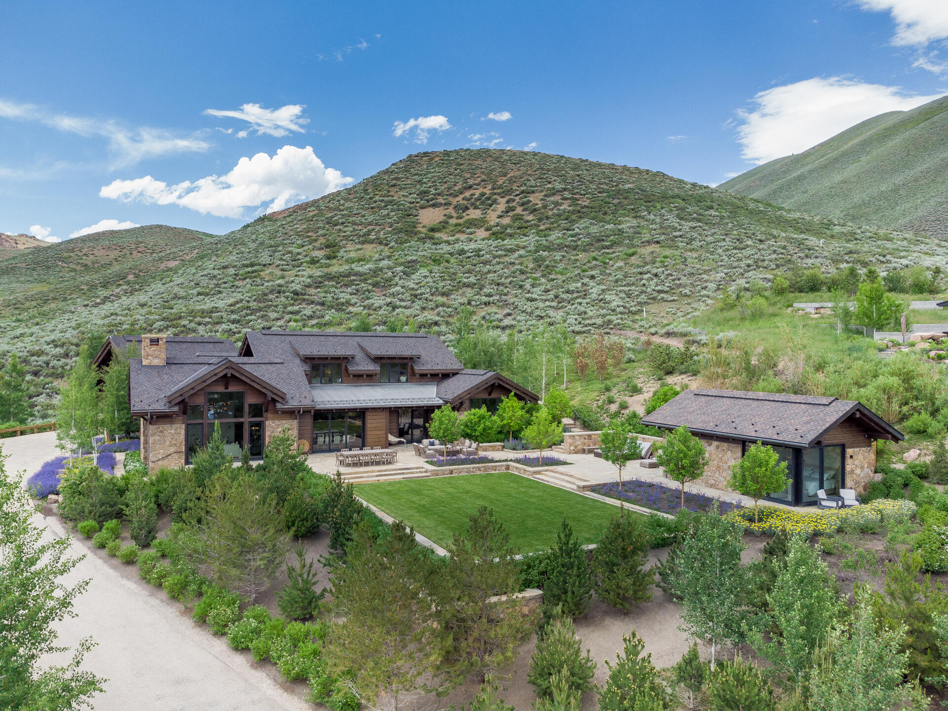 212 Sun Peak Dr Property Photo 1