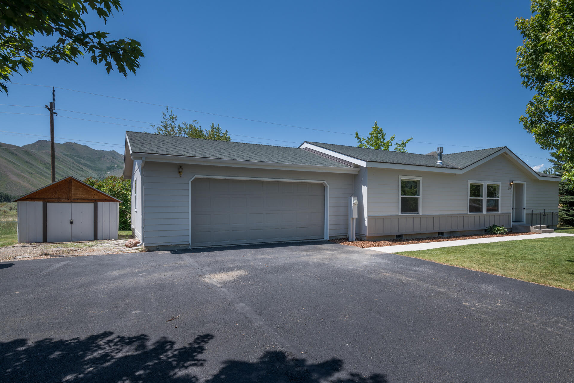 2951 Glenbrook Dr Property Photo 2