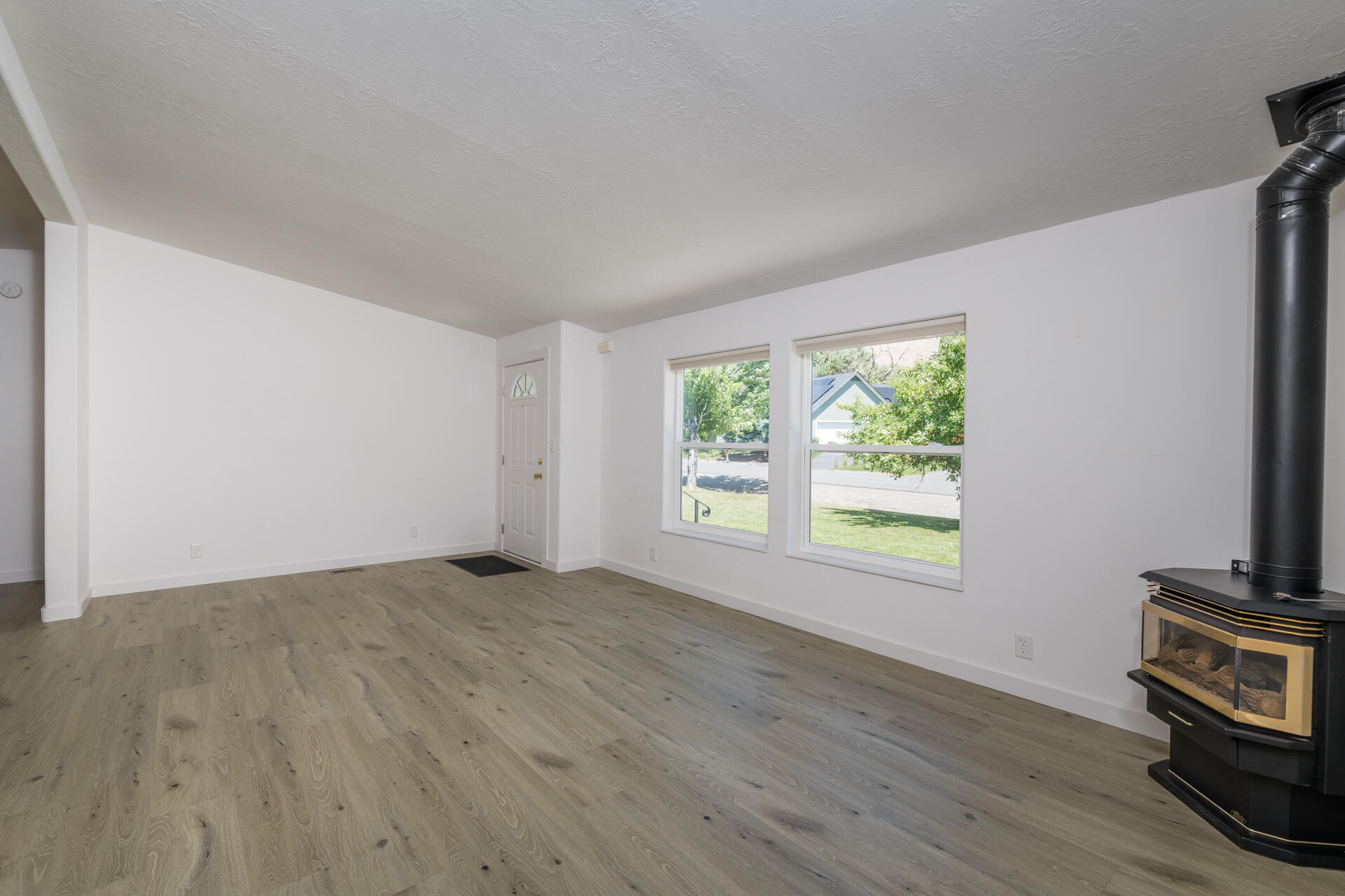 2951 Glenbrook Dr Property Photo 3