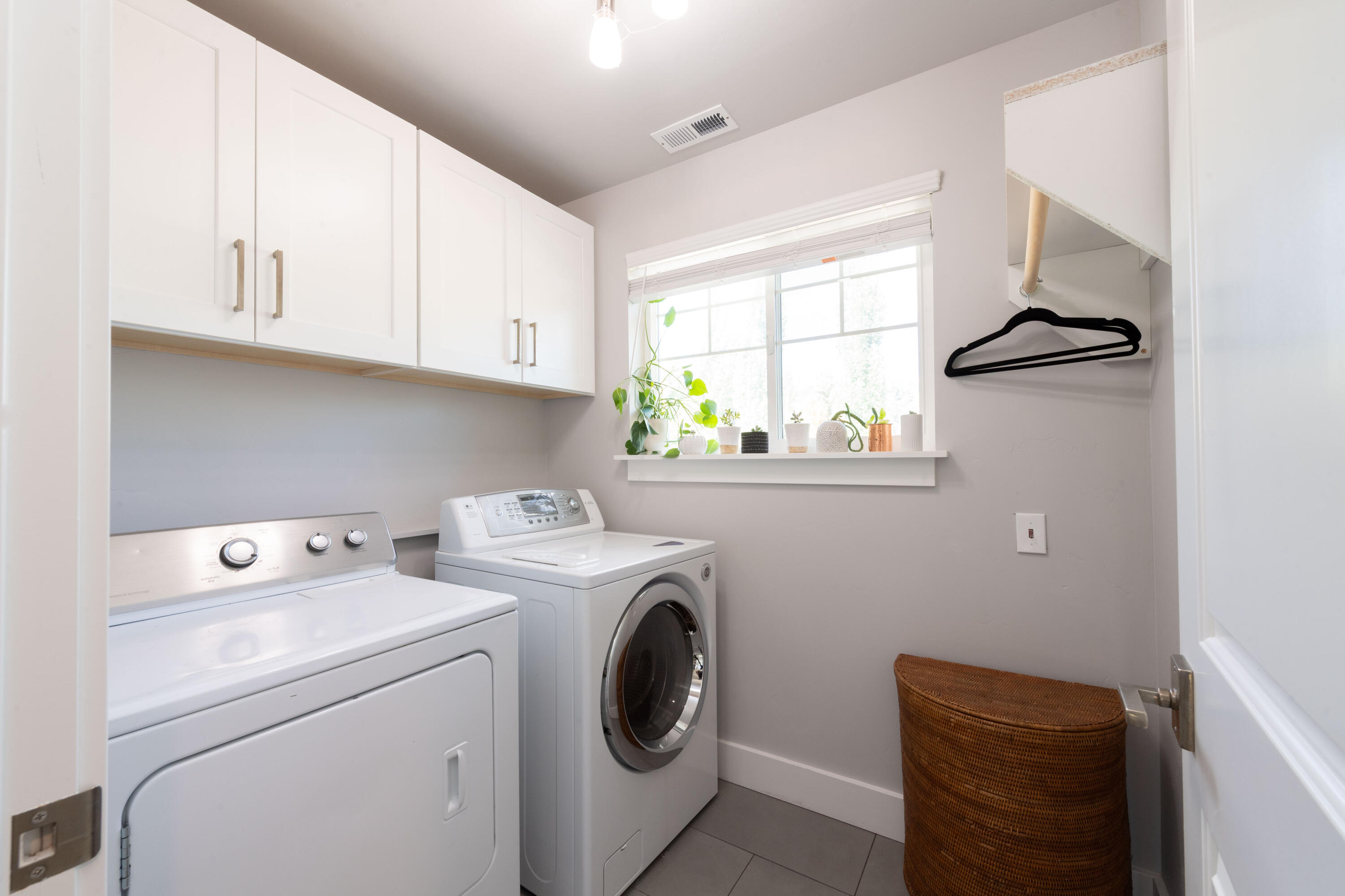 210 W Croy St Property Photo 18