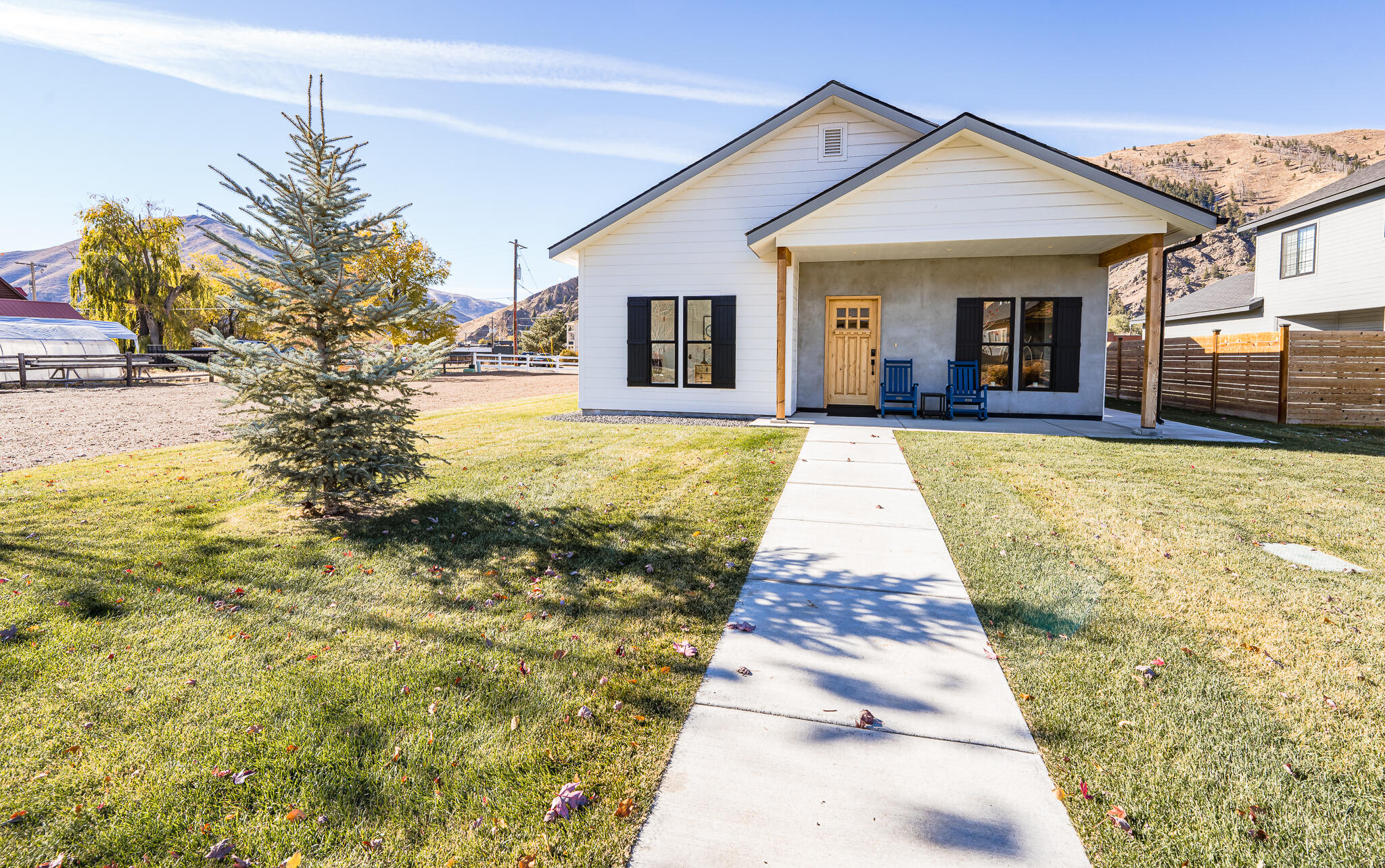 700 N 1st Ave Property Photo 1