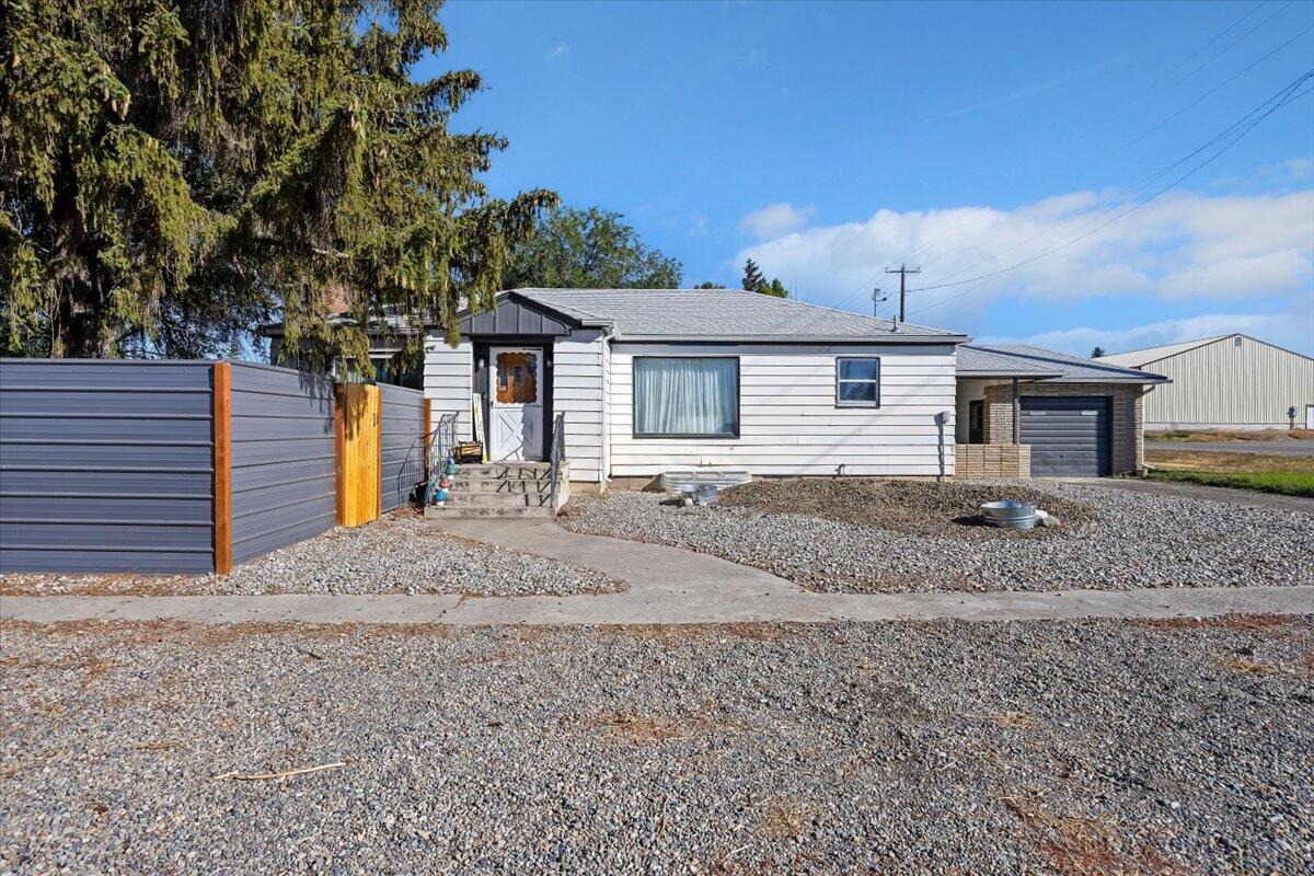 210 W Lincoln Ave Ave Property Photo 1