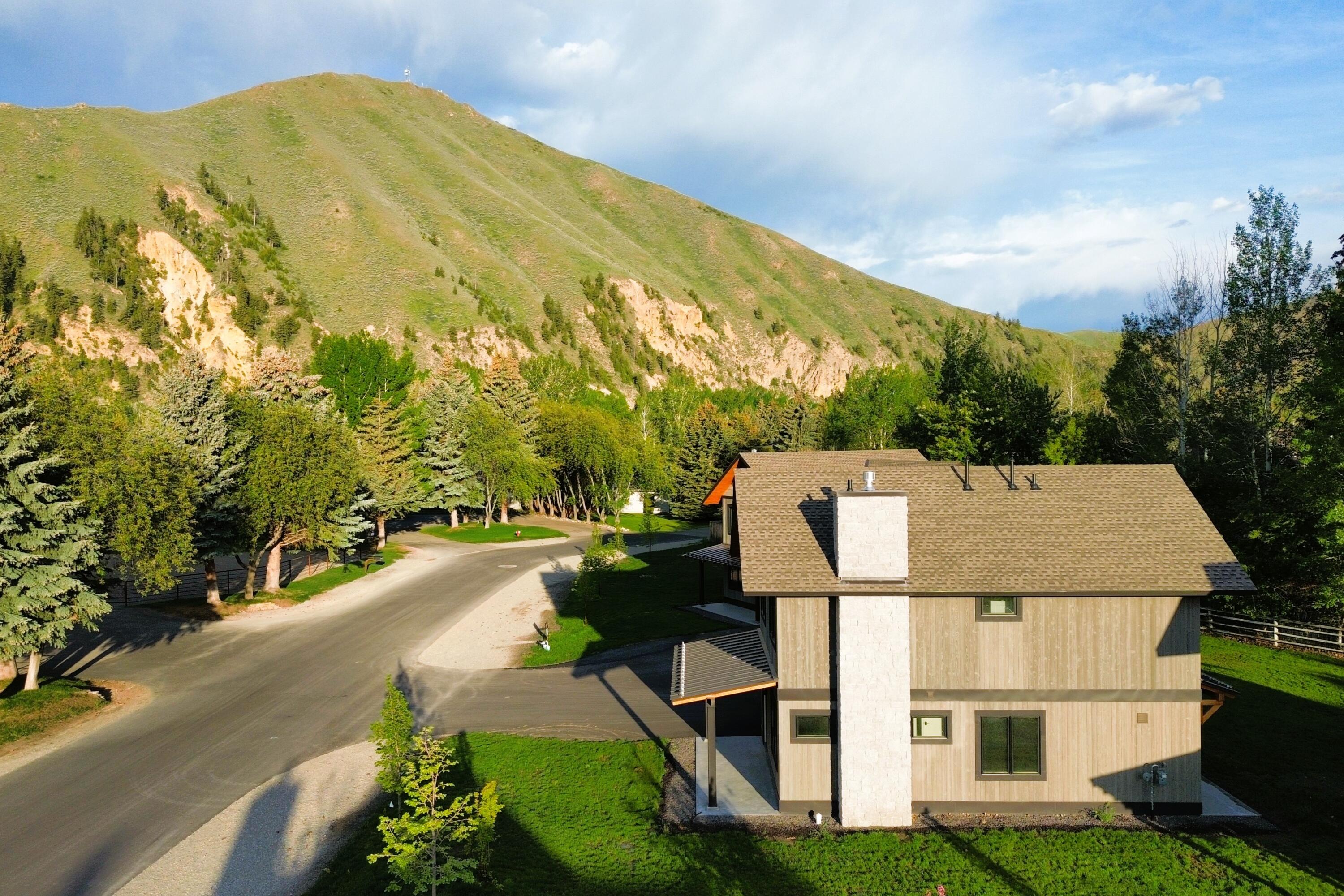 1420 Silver Star Dr Property Photo 3