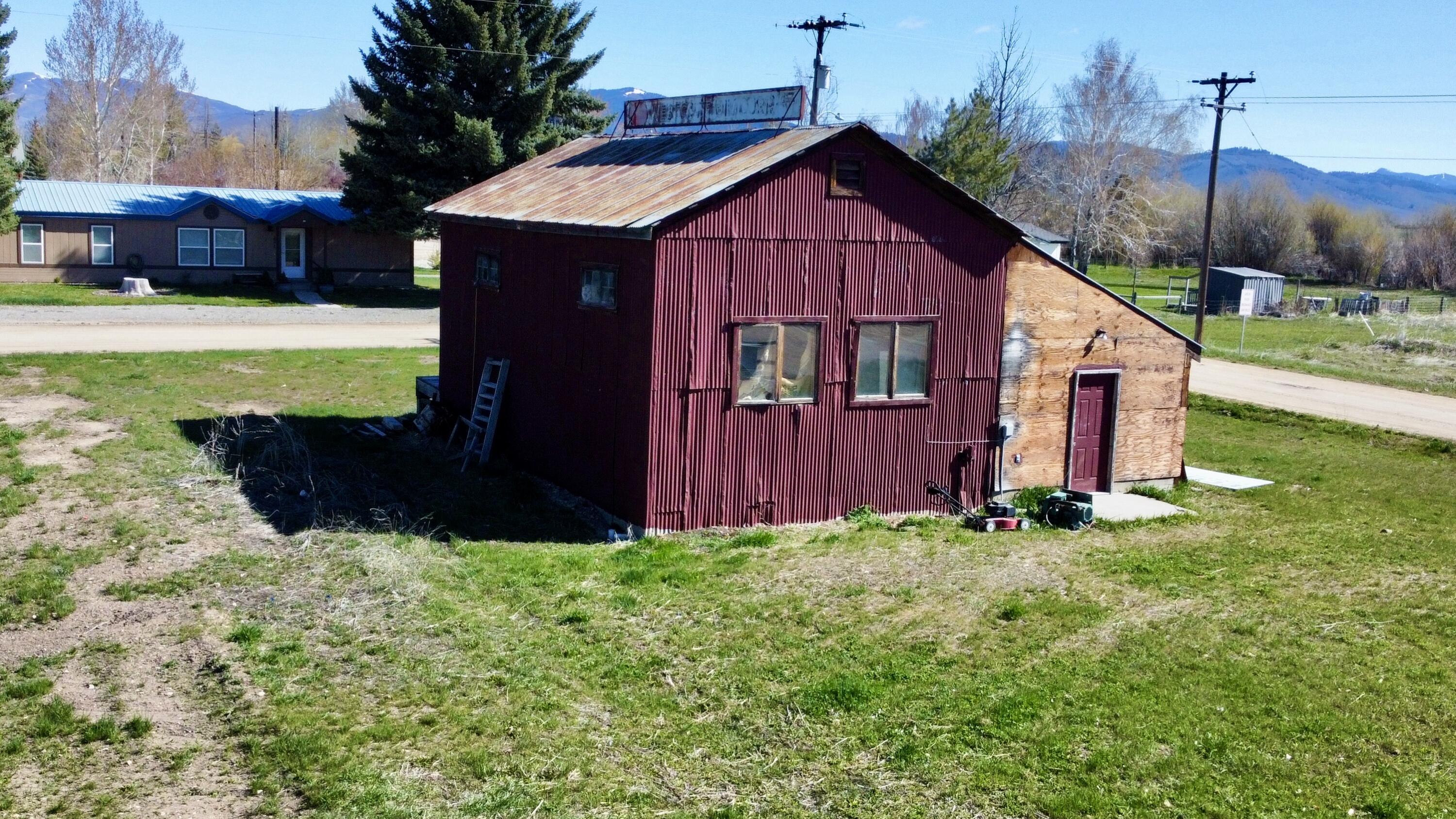 101 2nd St E Property Photo 3