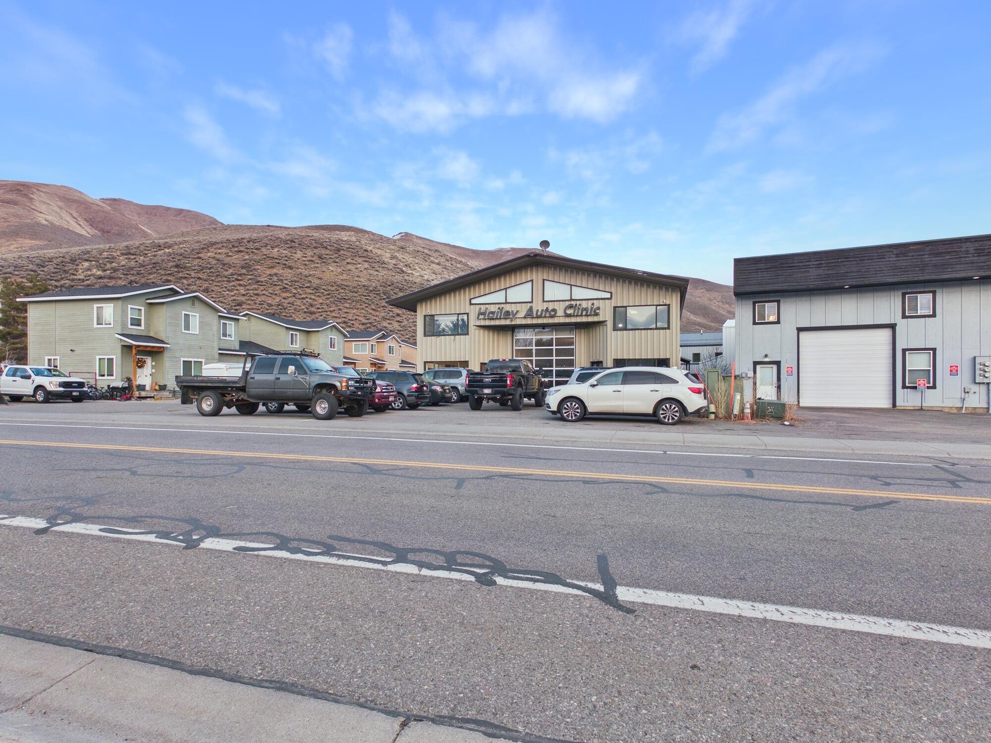 3930 Woodside Blvd Property Photo 1