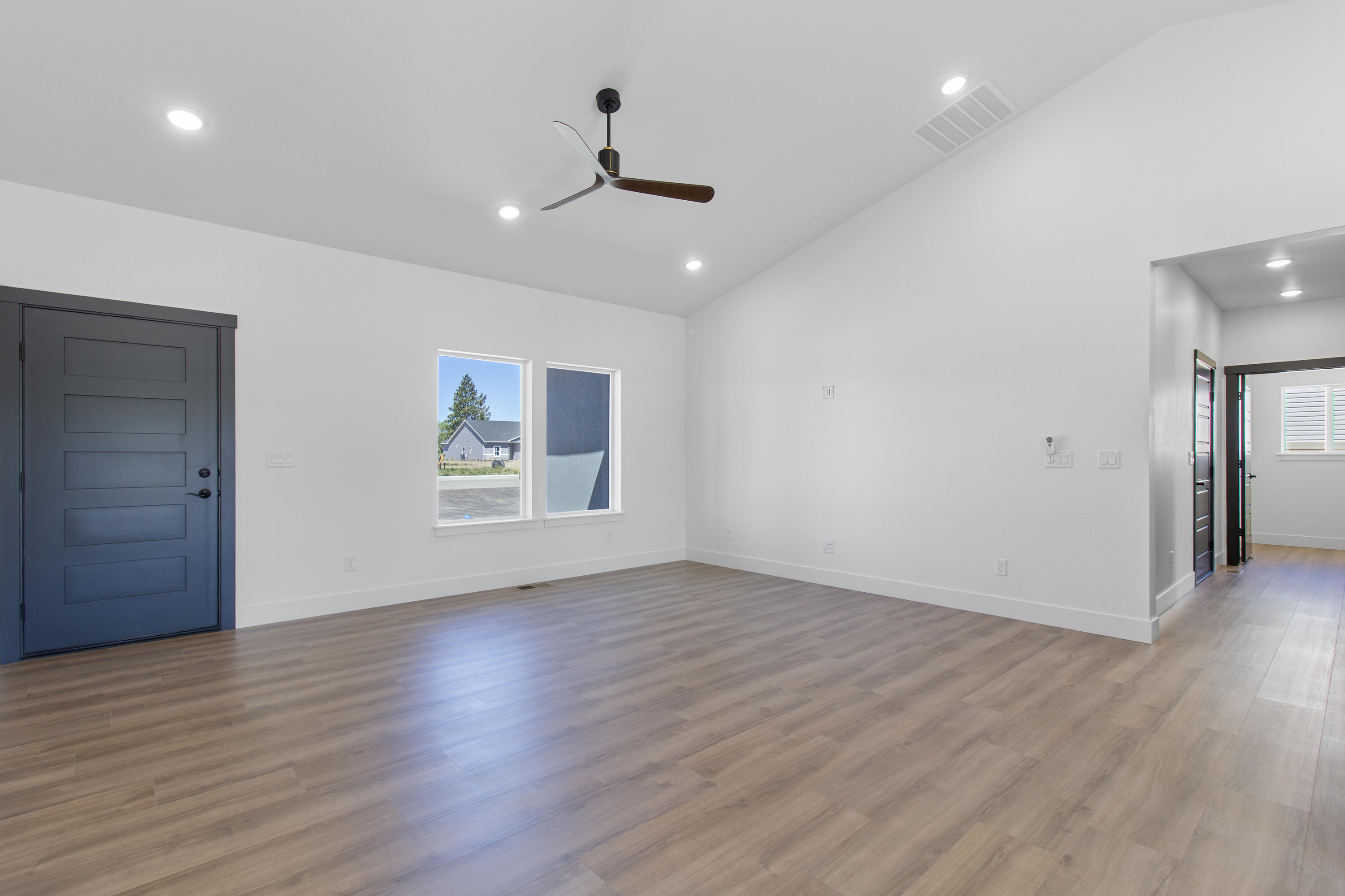 207 W First St W Property Photo 3