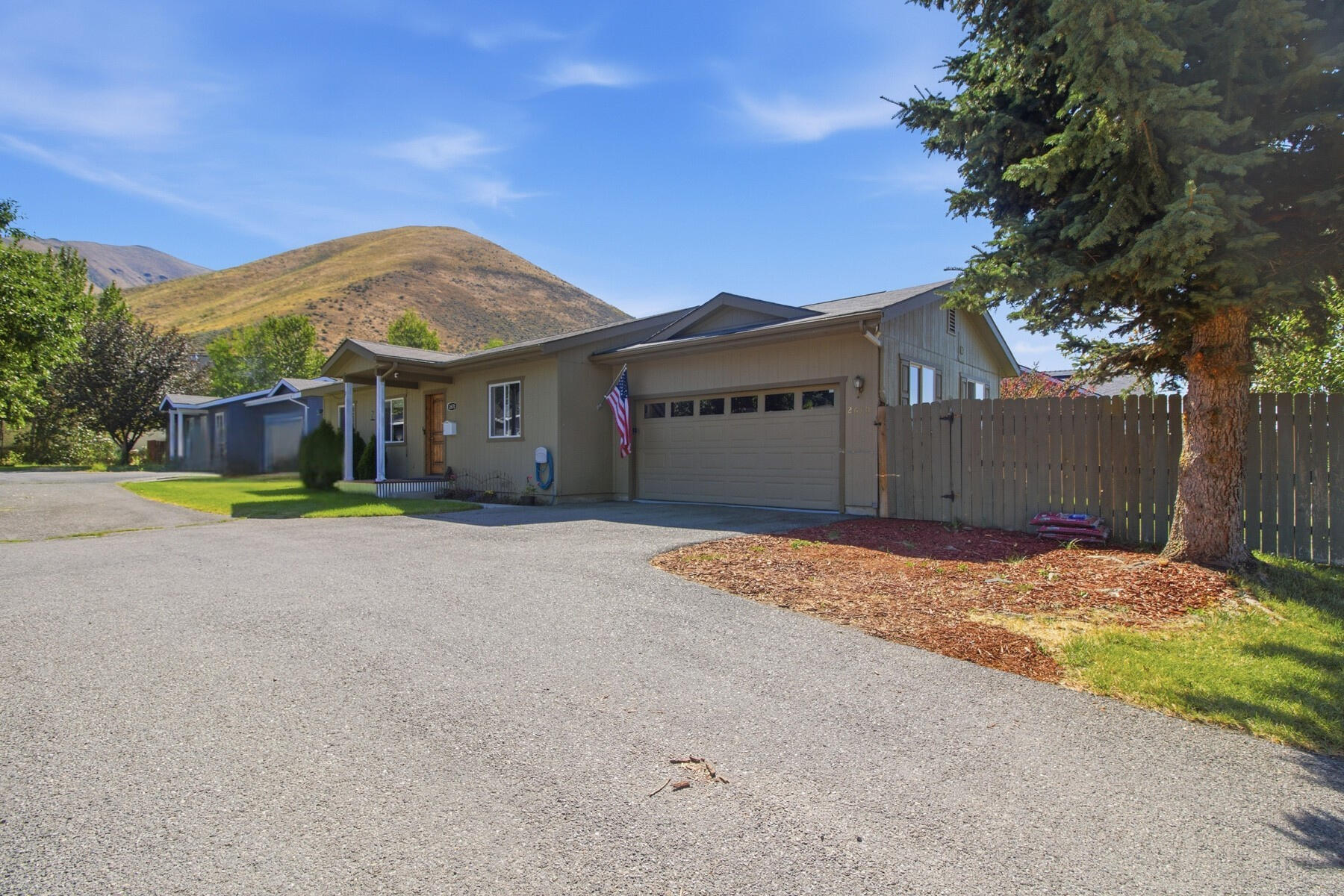 2670 Woodside Blvd Property Photo 2