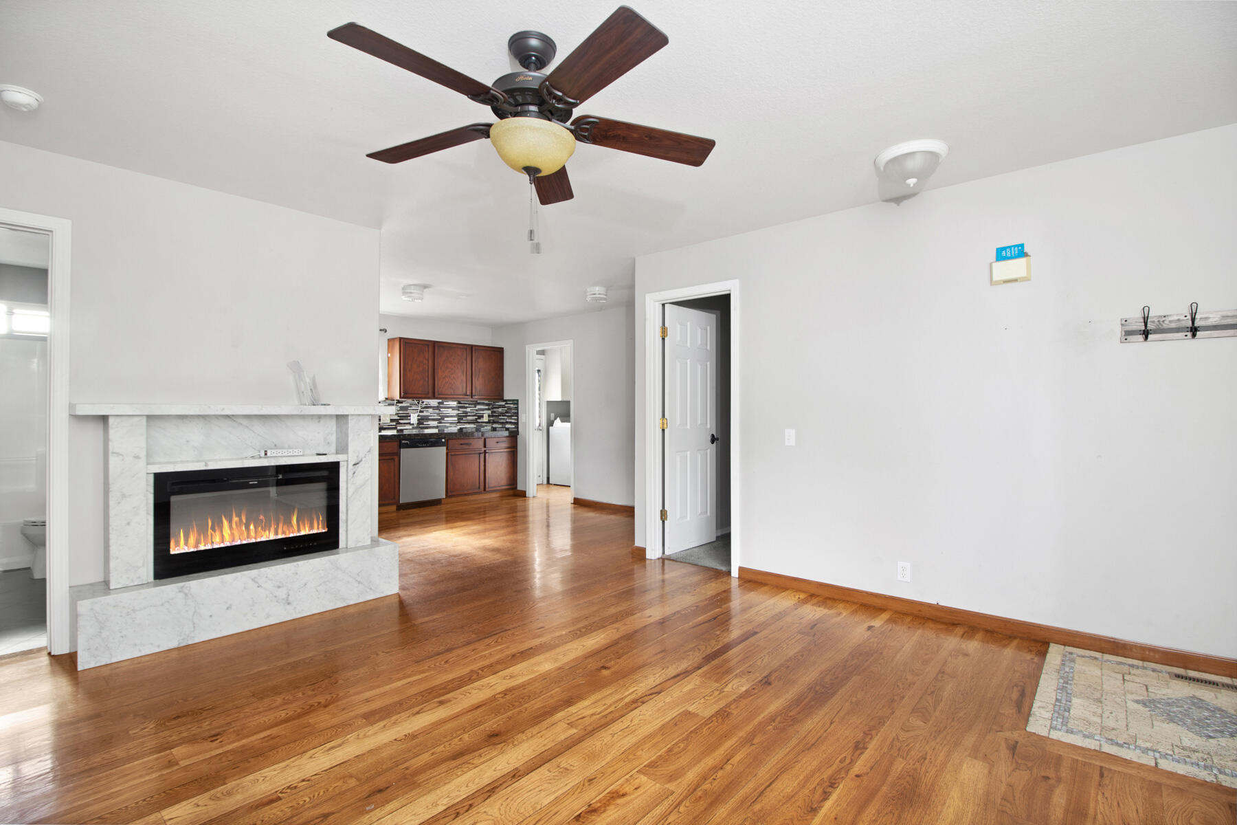 2670 Woodside Blvd Property Photo 3