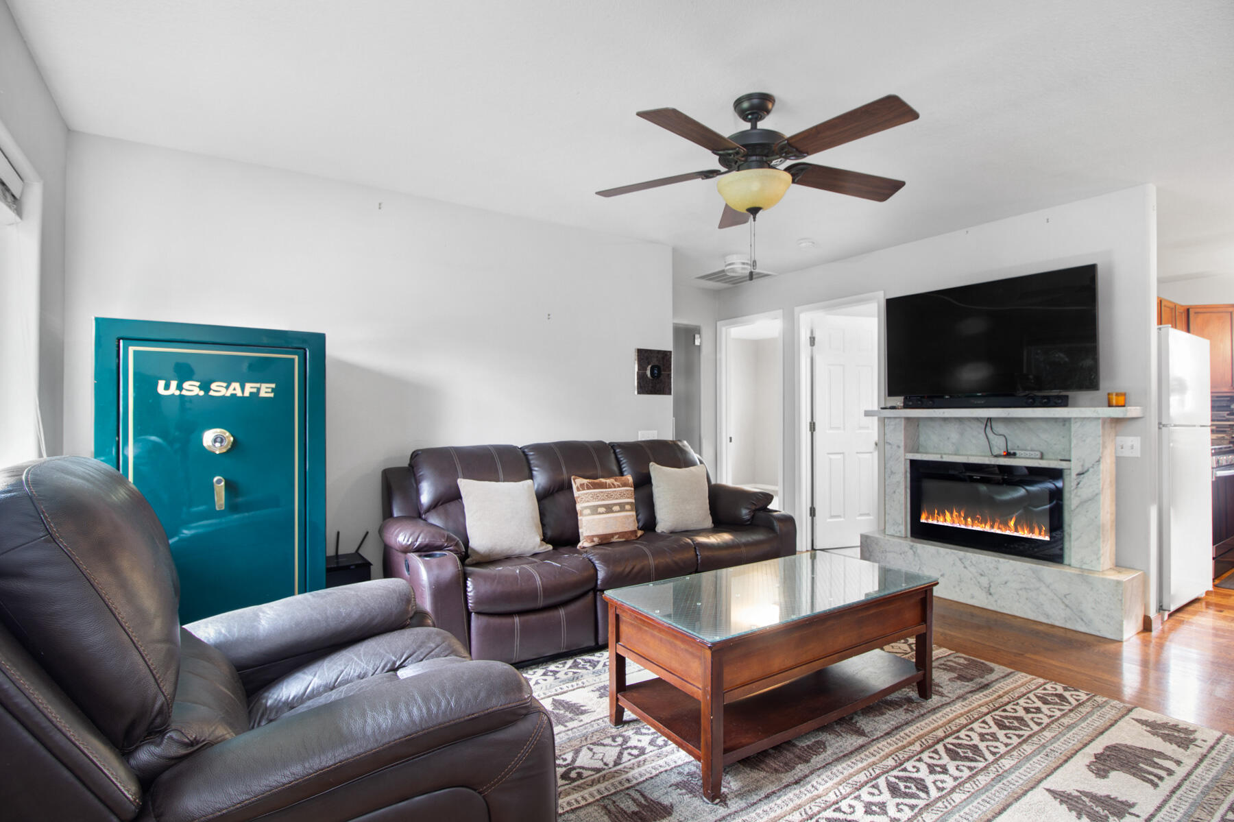 2670 Woodside Blvd Property Photo 4
