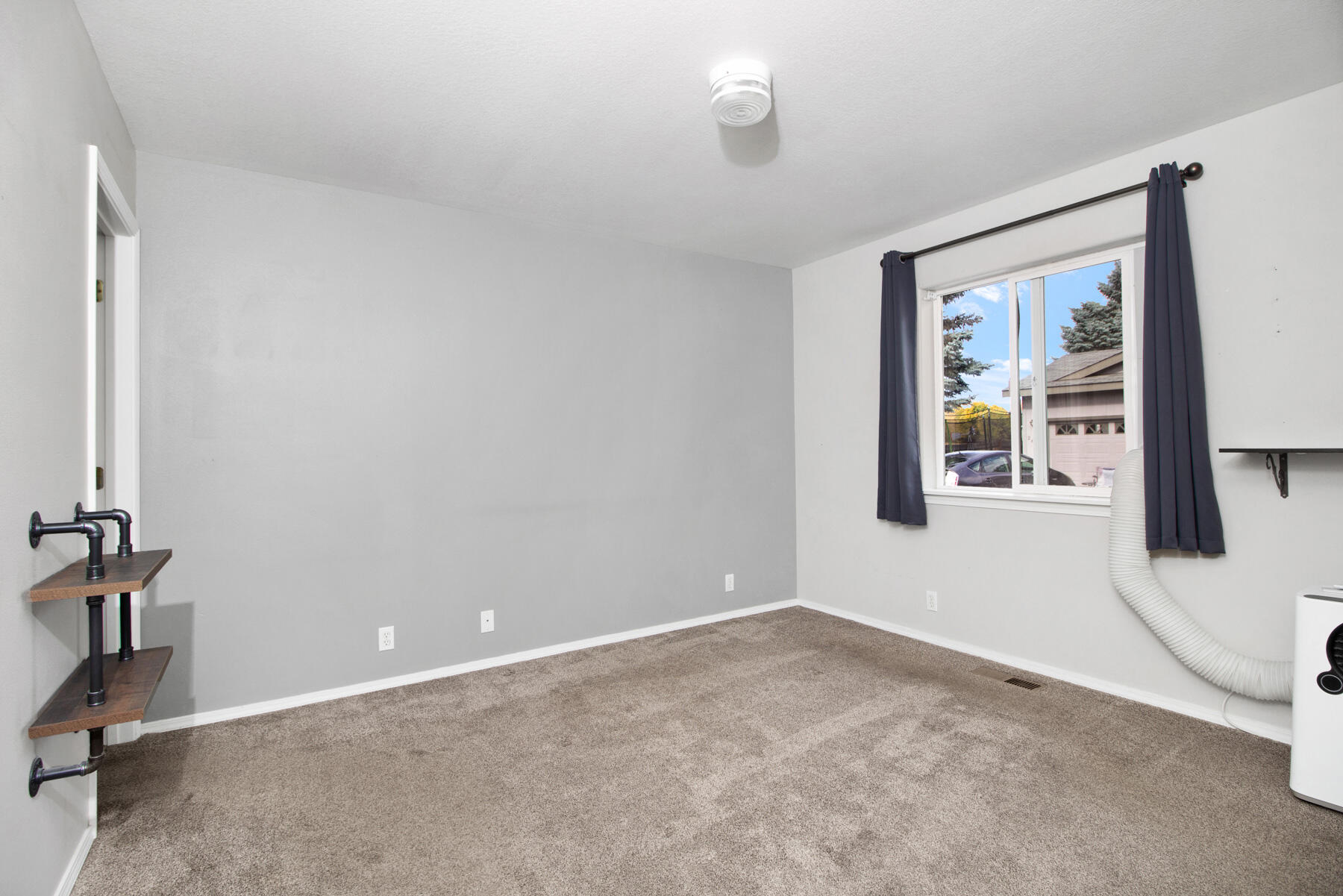 2670 Woodside Blvd Property Photo 9