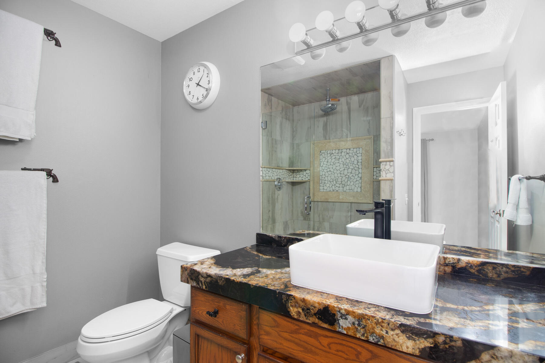 2670 Woodside Blvd Property Photo 10