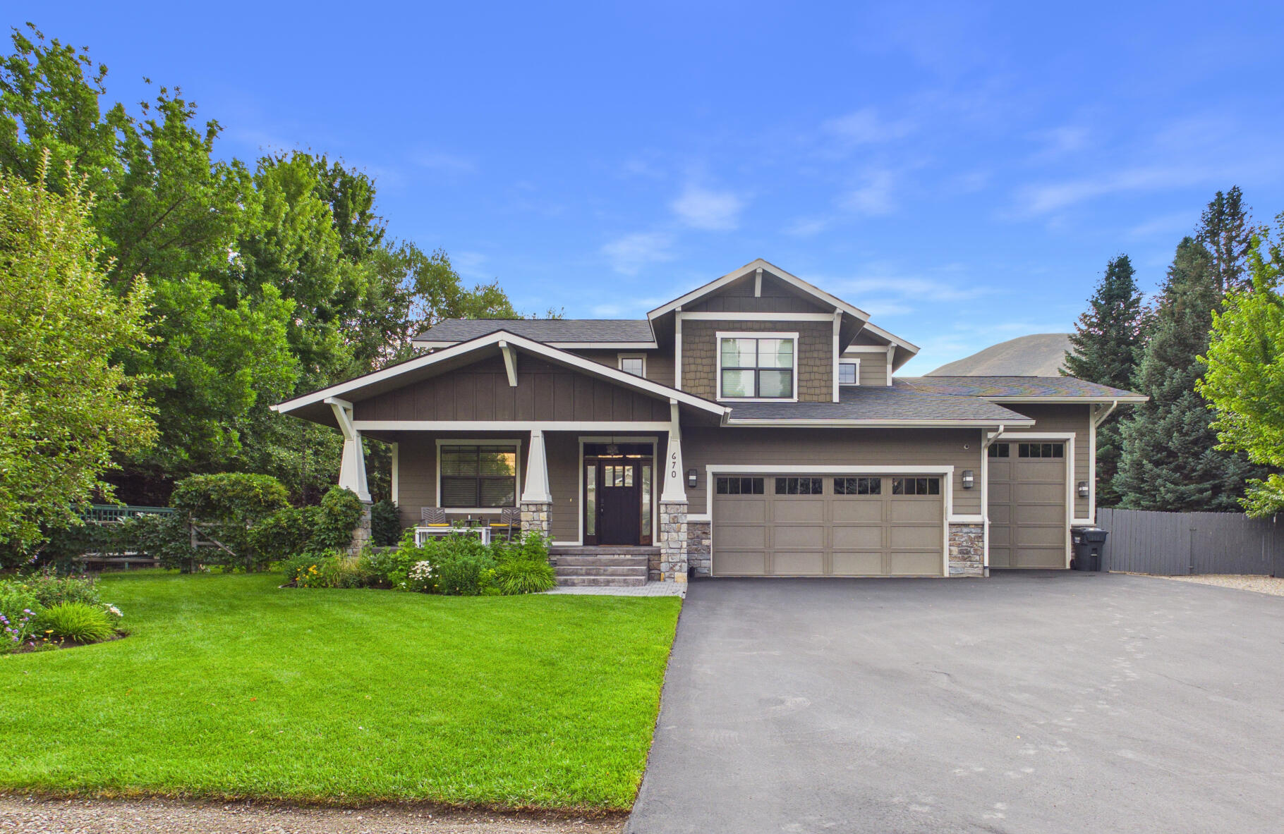 670 Kintail Dr Property Photo 1