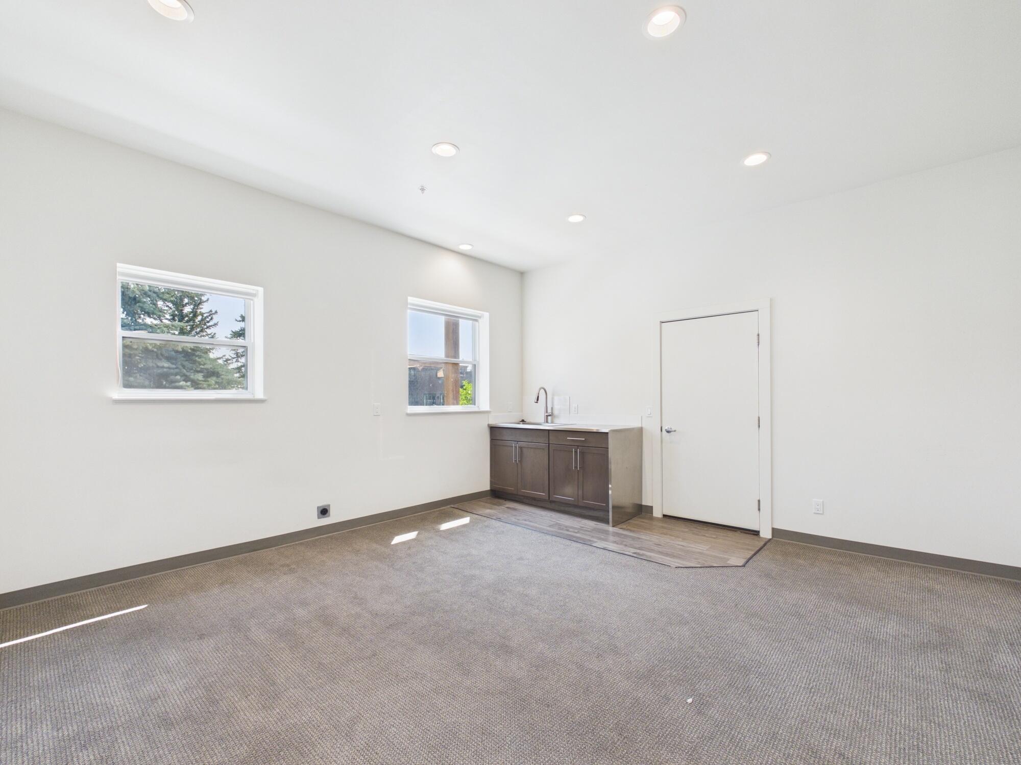 121 Honeysuckle St Property Photo 6