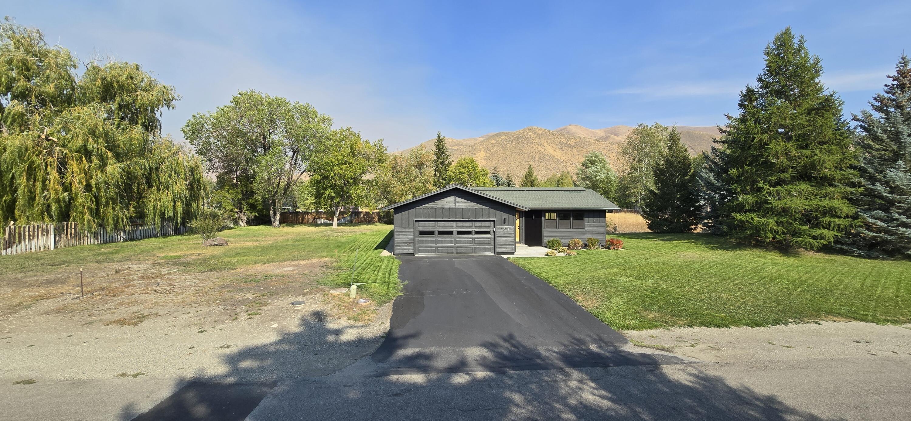 1210 &1200 Baldy View Dr Property Photo 2