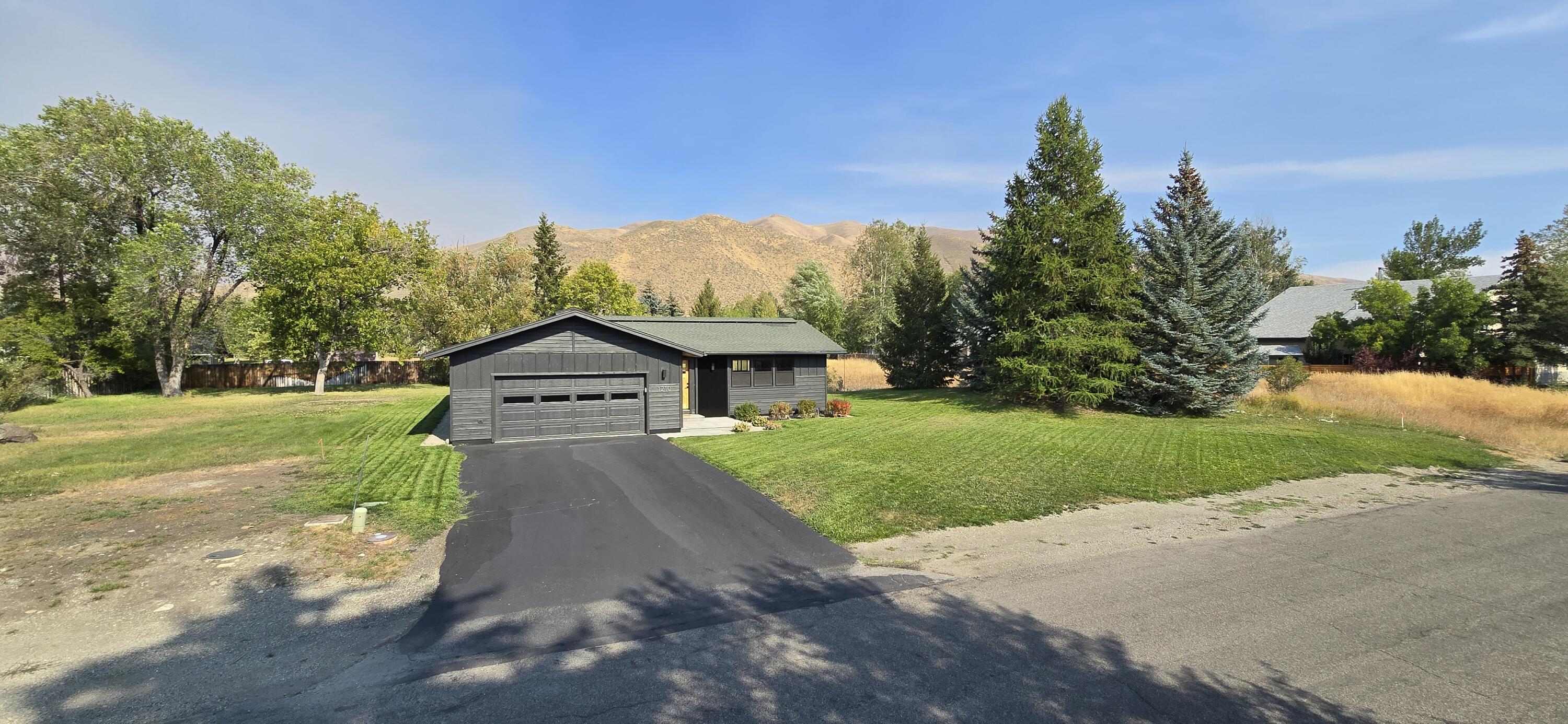 1210 &1200 Baldy View Dr Property Photo 3