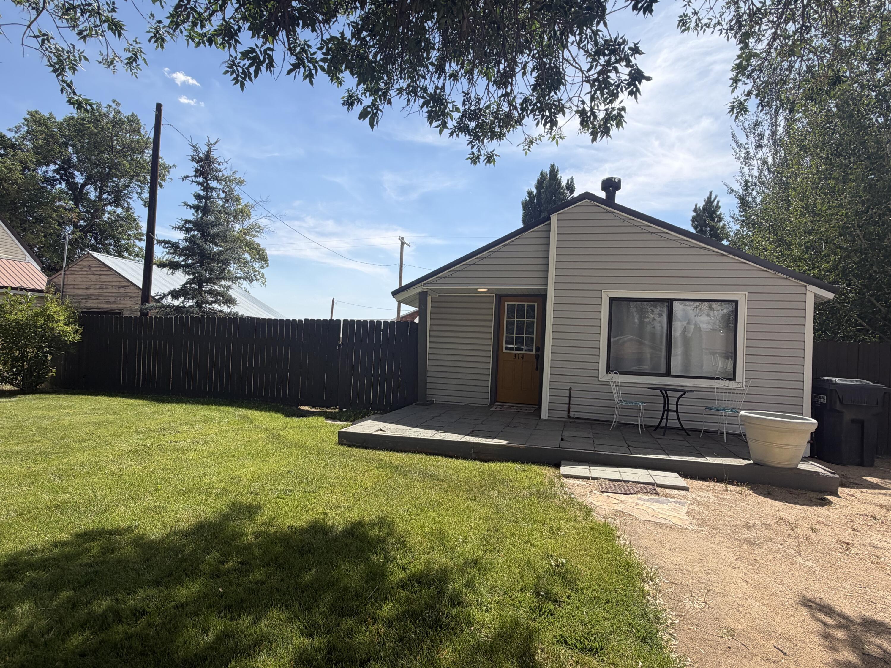 314 Willow Ave W Property Photo 1