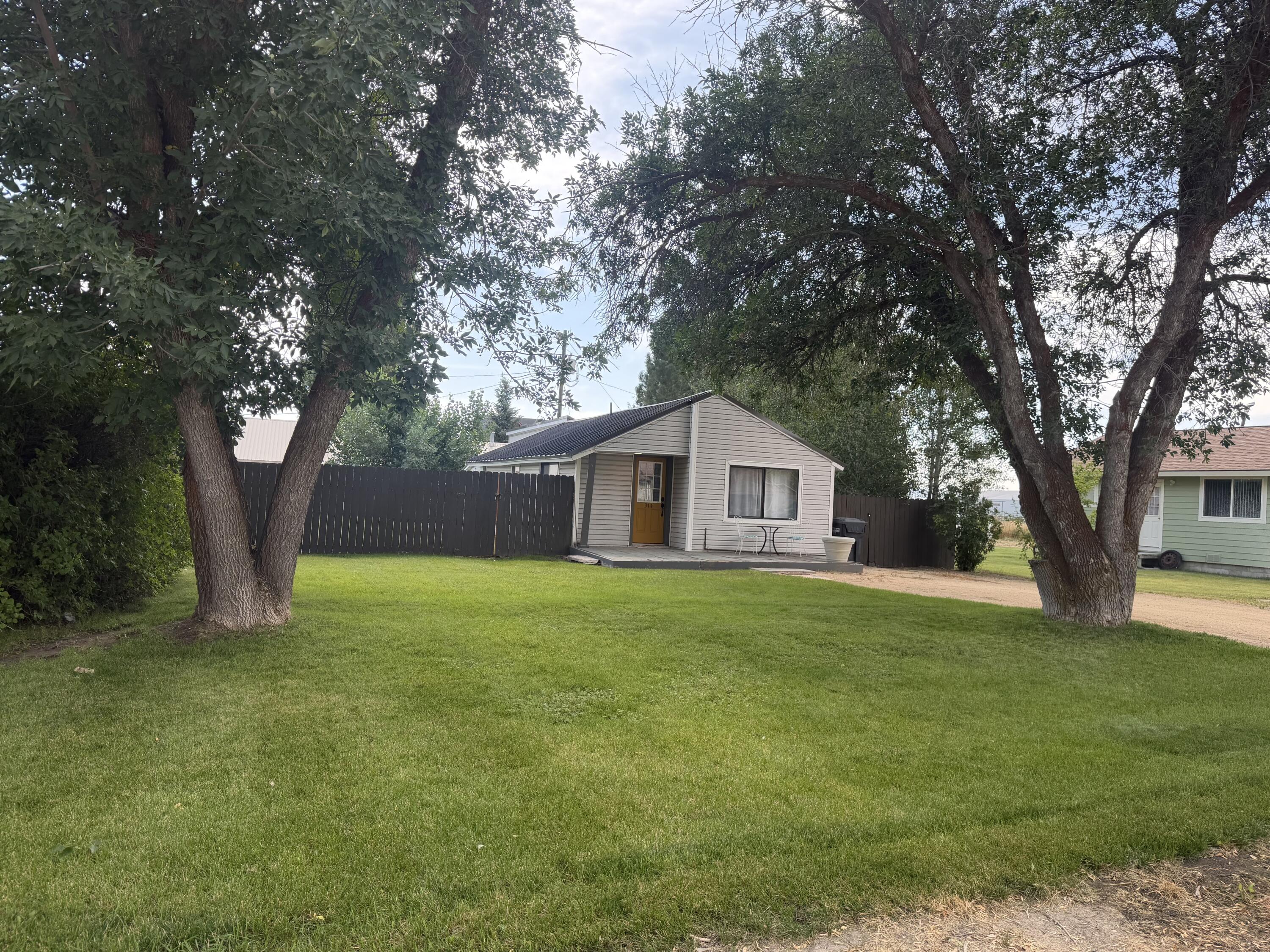 314 Willow Ave W Property Photo 2