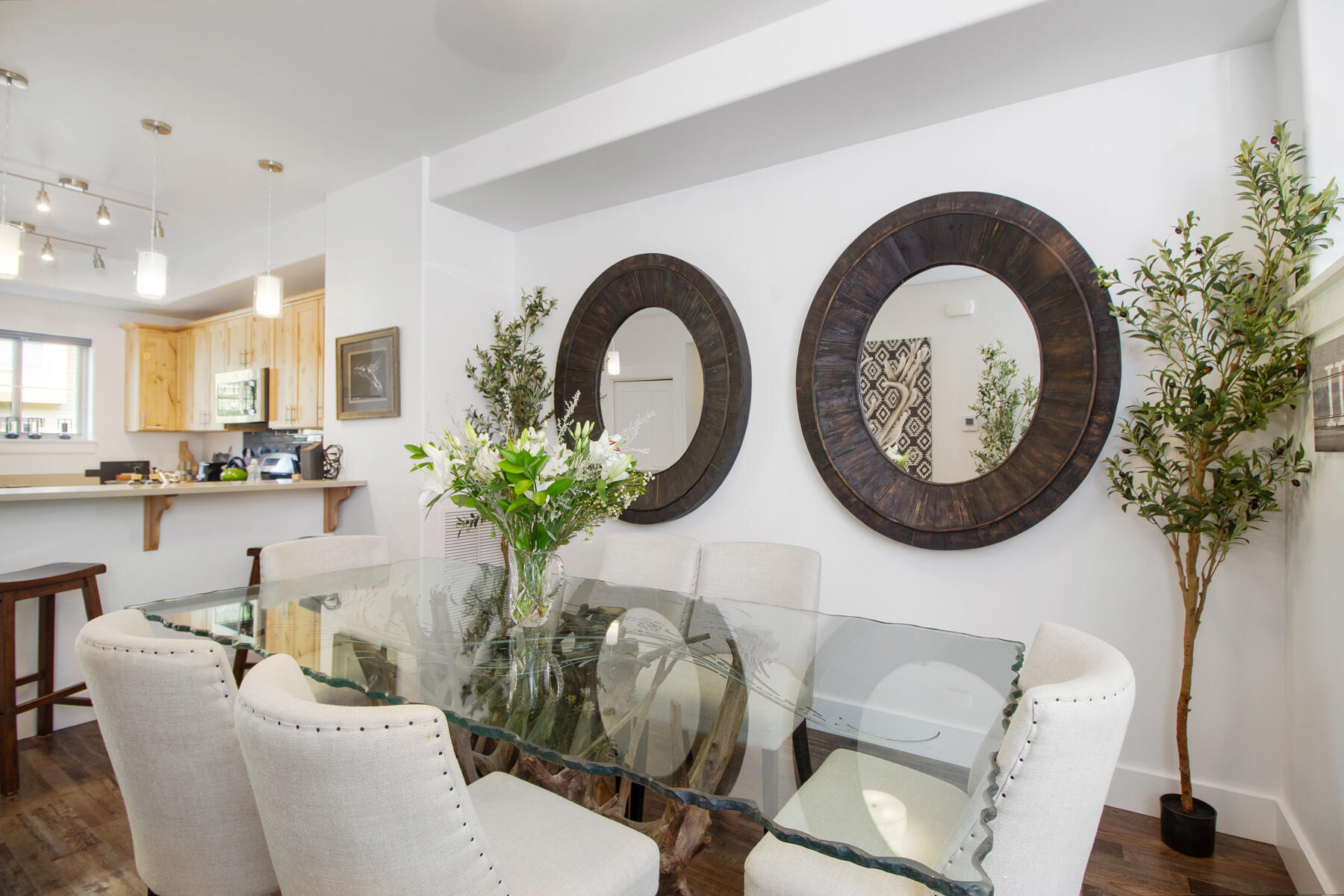 2455 Woodside Blvd Property Photo 8